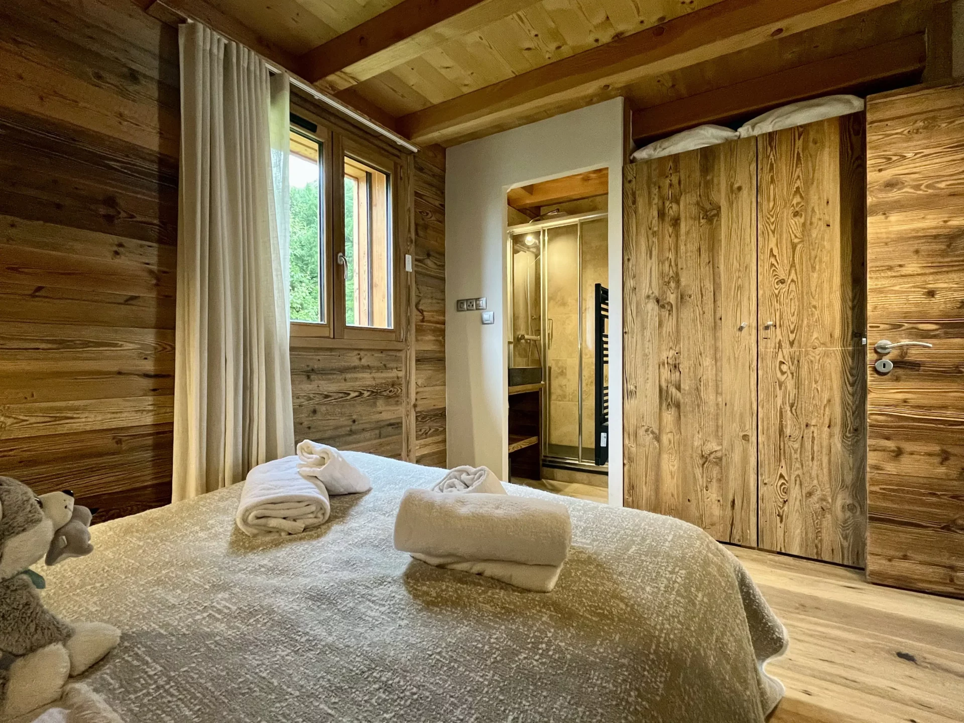 Chambre double avec salle d’eau attenante – Résidence Ourson 302 Alpe d’Huez
