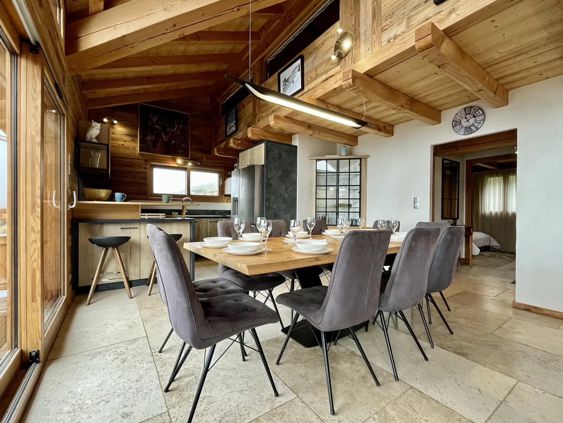 Salle à manger spacieuse avec grande table en bois – appartement duplex Alpe d’Huez