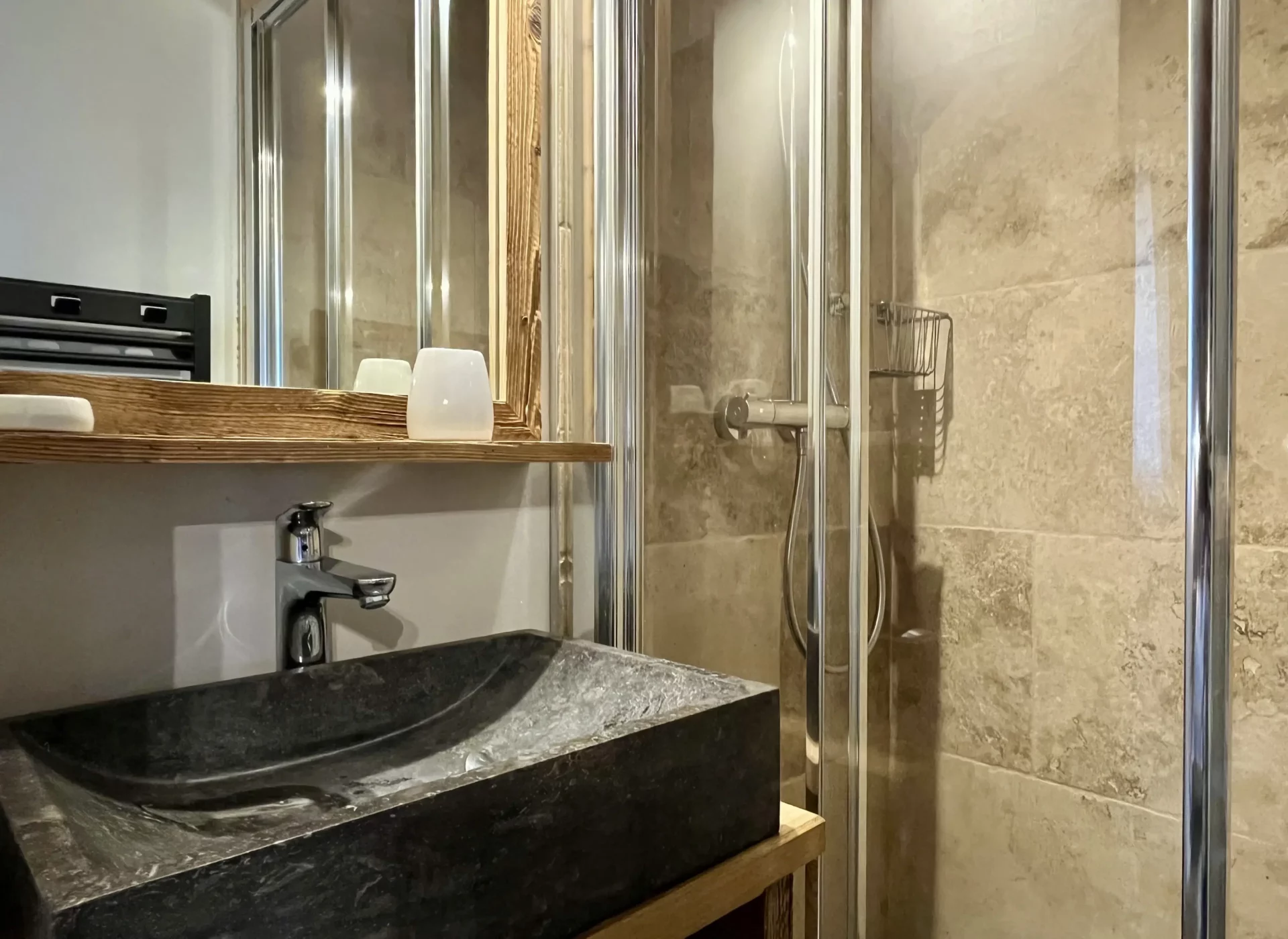 Salle de bain moderne avec douche à l’italienne et vasque en pierre.- Location prestige Alpe d'Huez