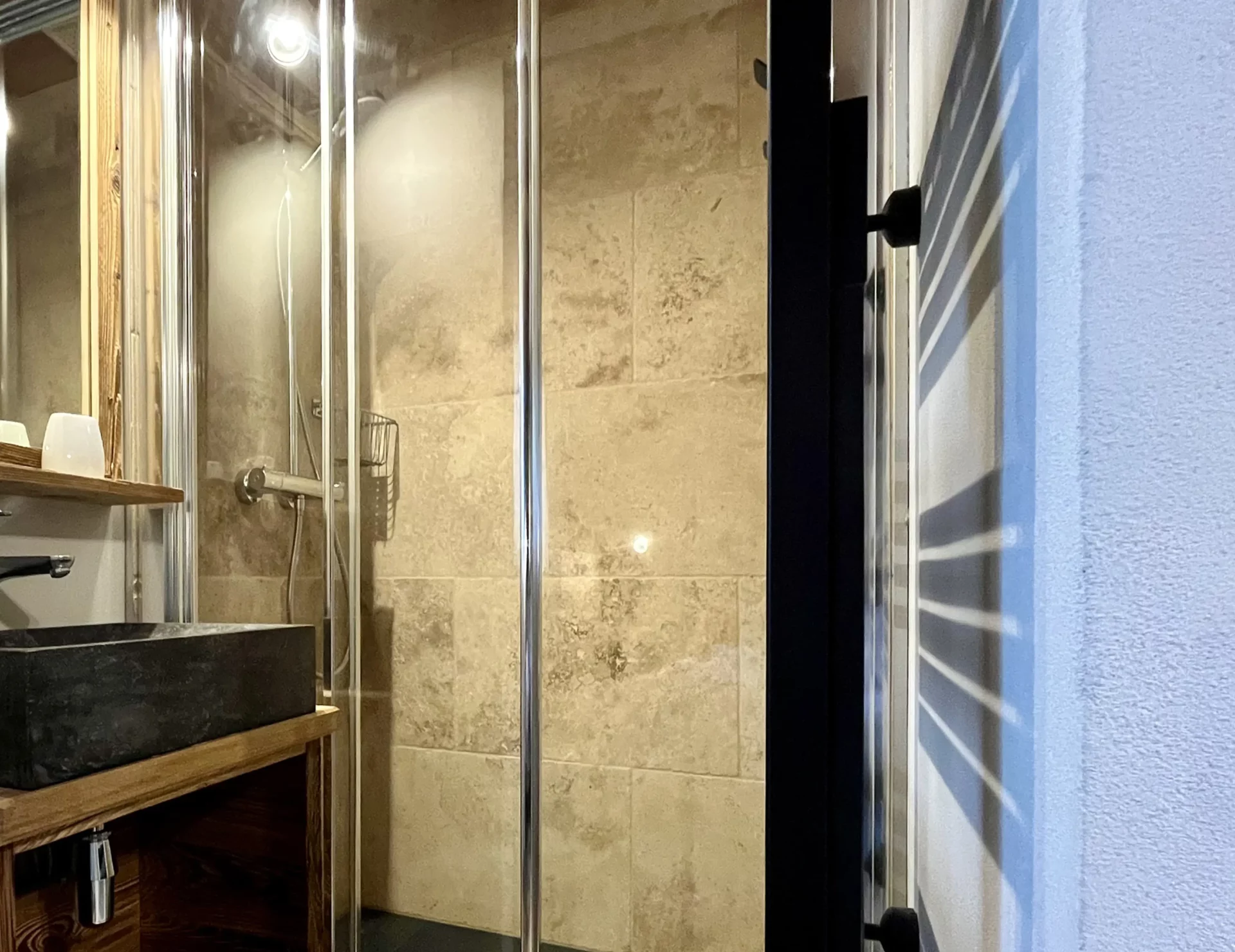 Salle de bain moderne avec douche à l’italienne et vasque en pierre.- Location prestige Alpe d'Huez
