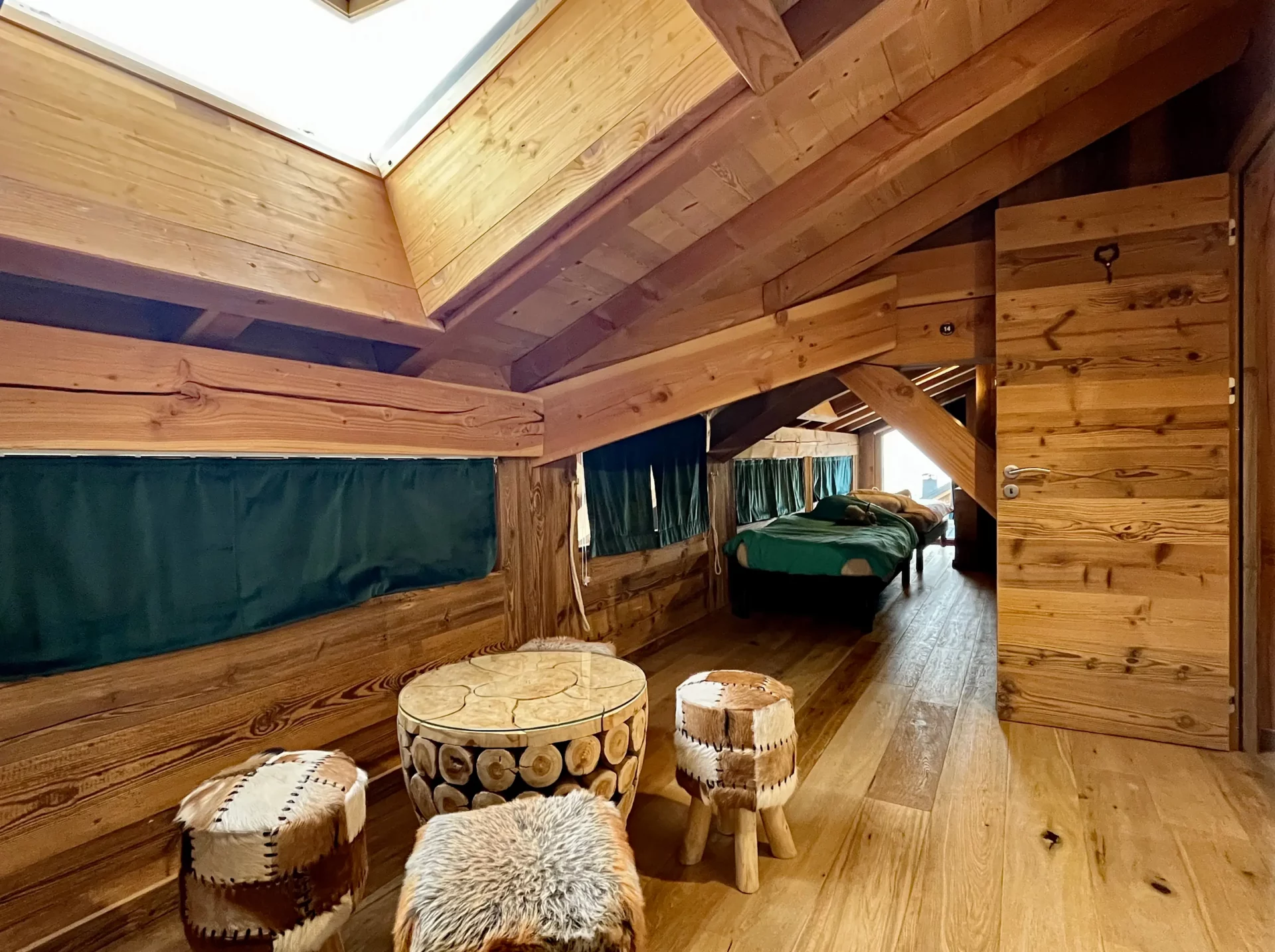 Mezzanine aménagée en dortoir avec lits simples et ambiance montagne.