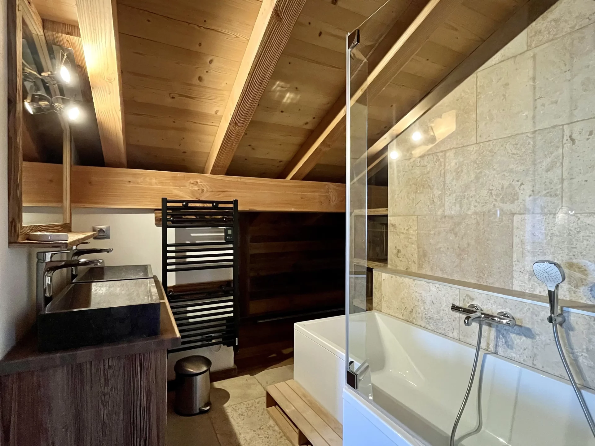 Un espace bien-être au cœur de votre location chalet Alpe d’Huez : cette salle de bain équipée d’une double vasque et d’une baignoire allie confort et design.