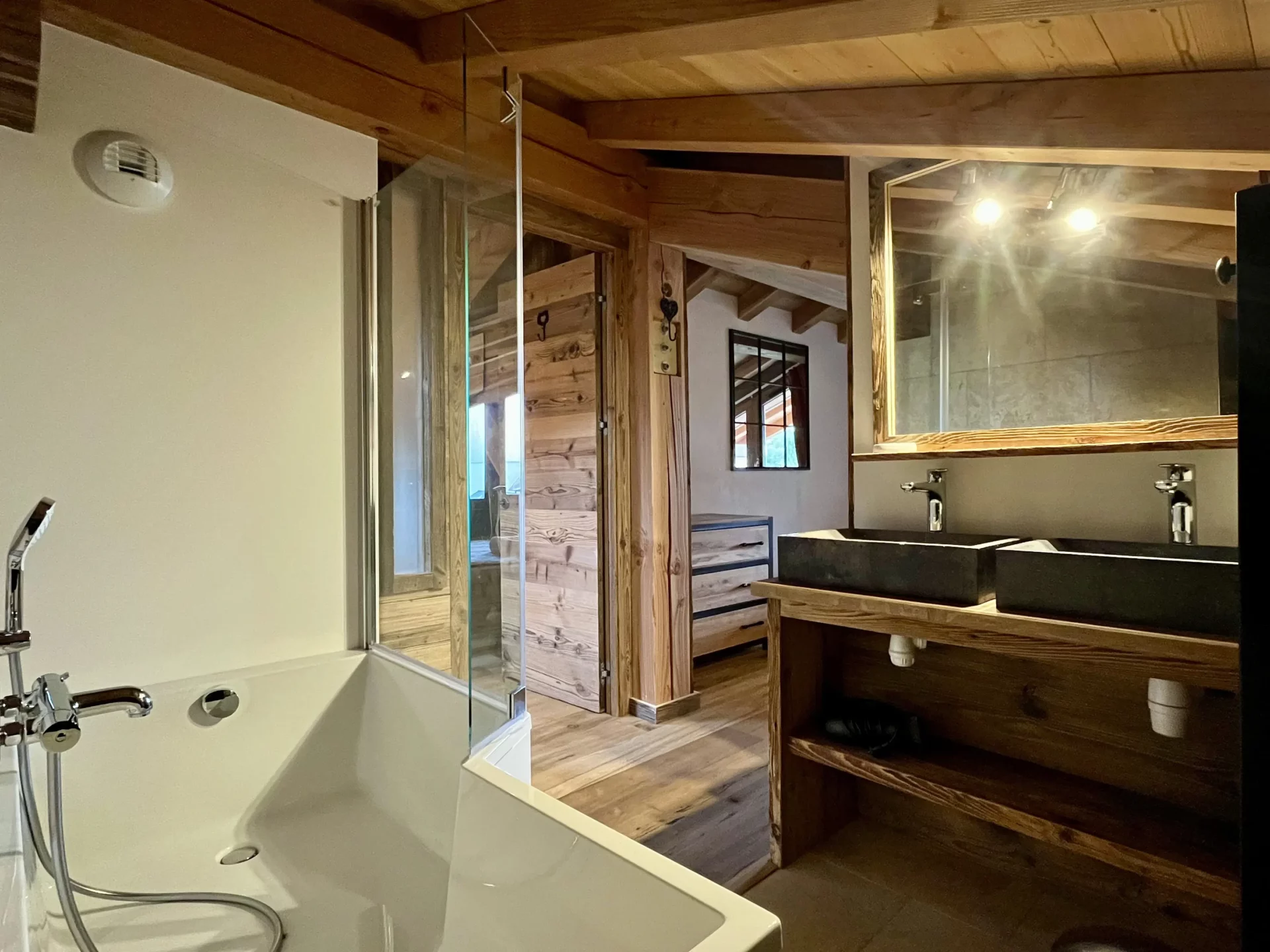 Notre location appartement Alpe d’Huez dispose d’une grande salle de bain familiale avec double vasque et baignoire, idéale après une journée de ski.