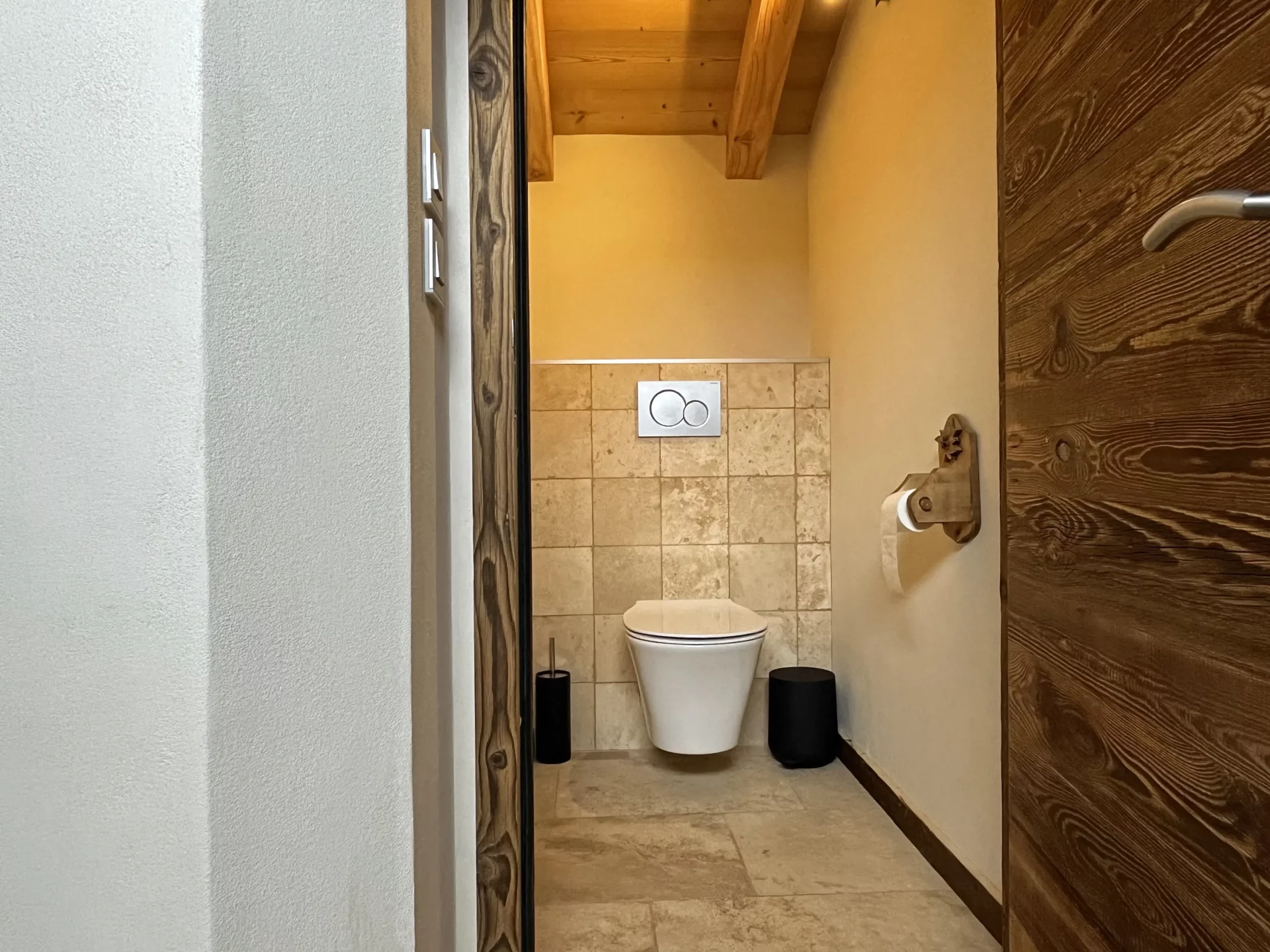 La location chalet Alpe d’Huez est équipée de toilettes séparées pour plus de confort et de praticité, même en grand groupe.