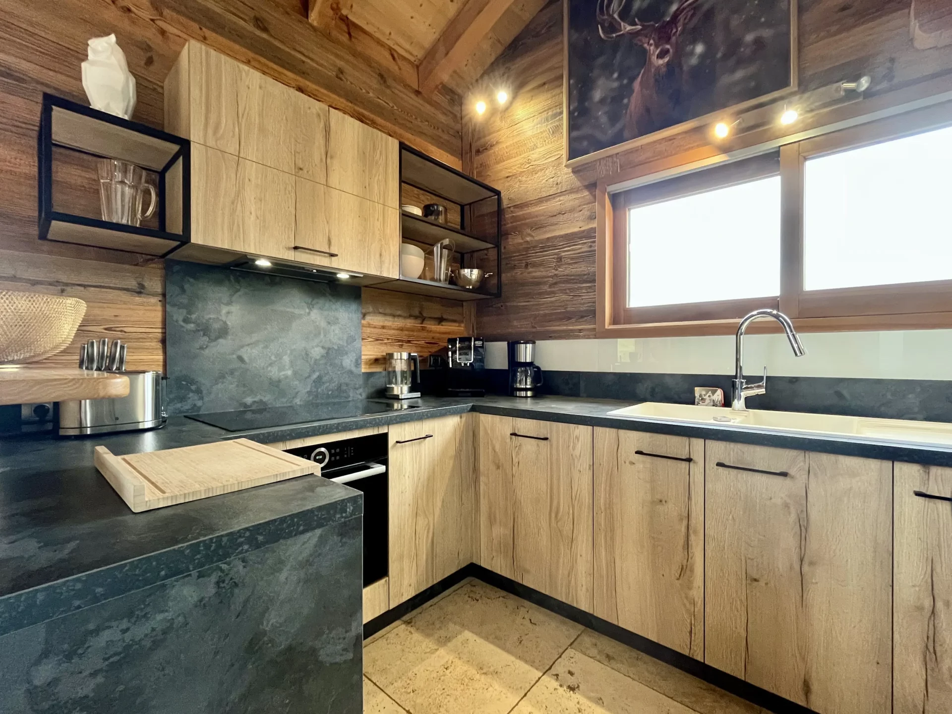 Cuisine ouverte conviviale et entièrement équipée – location appartement de standing Alpe d’Huez