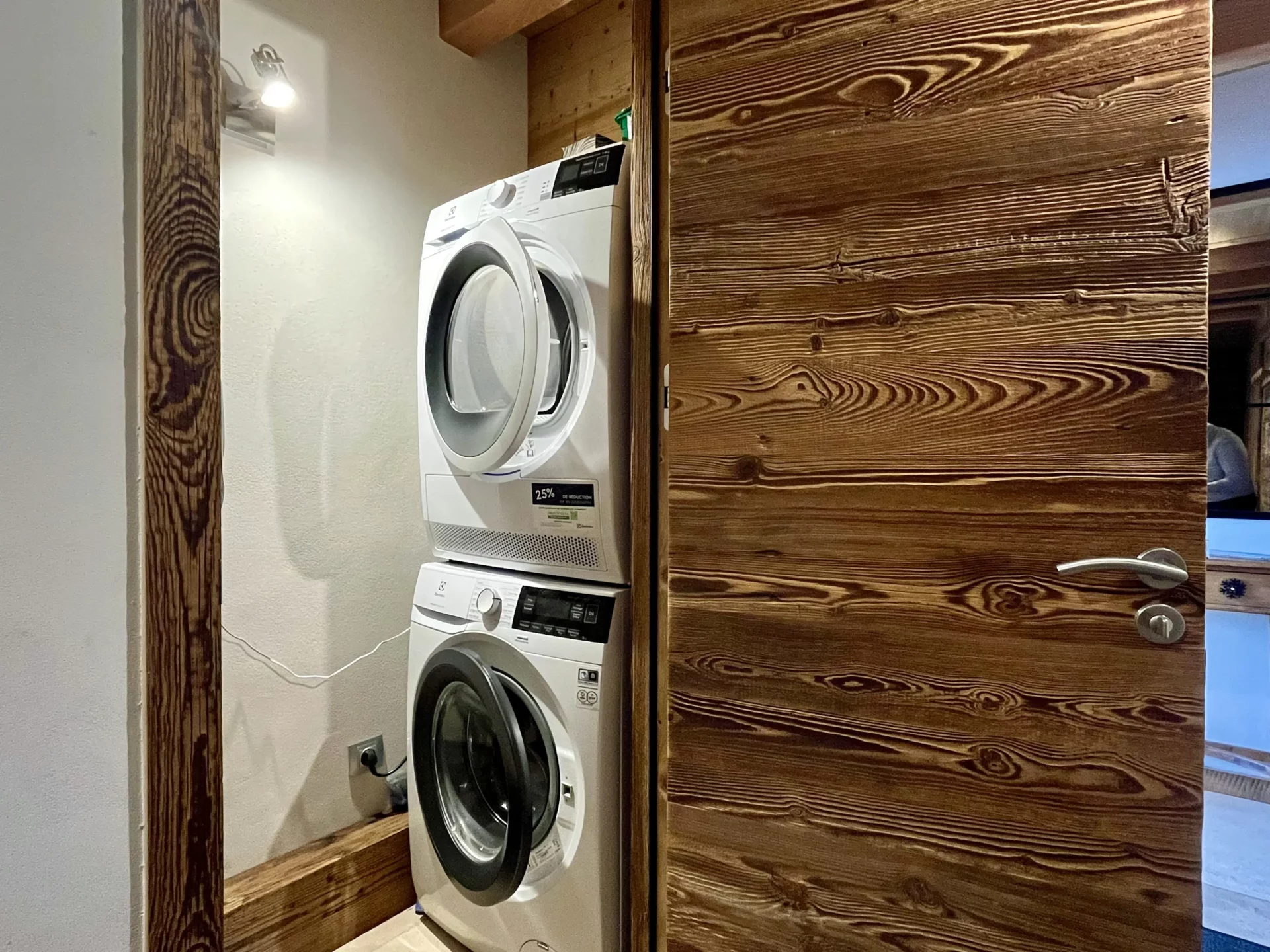 Cet appartement en location à l’Alpe d’Huez est parfaitement équipé pour un séjour en toute autonomie. Sa buanderie privative avec lave-linge et sèche-linge est un véritable atout pour les familles ou les longs séjours.