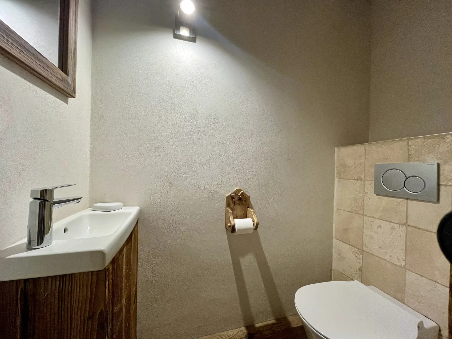 Pratique et fonctionnel, cet appartement à louer à l’Alpe d’Huez dispose de toilettes séparées avec lave-mains. Un détail qui apporte confort et organisation lors de vos vacances à la montagne.