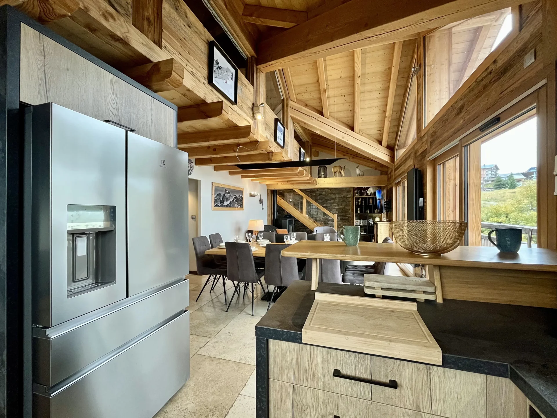 Vue depuis la cuisine sur la salle à manger et le salon – duplex Alpe d’Huez