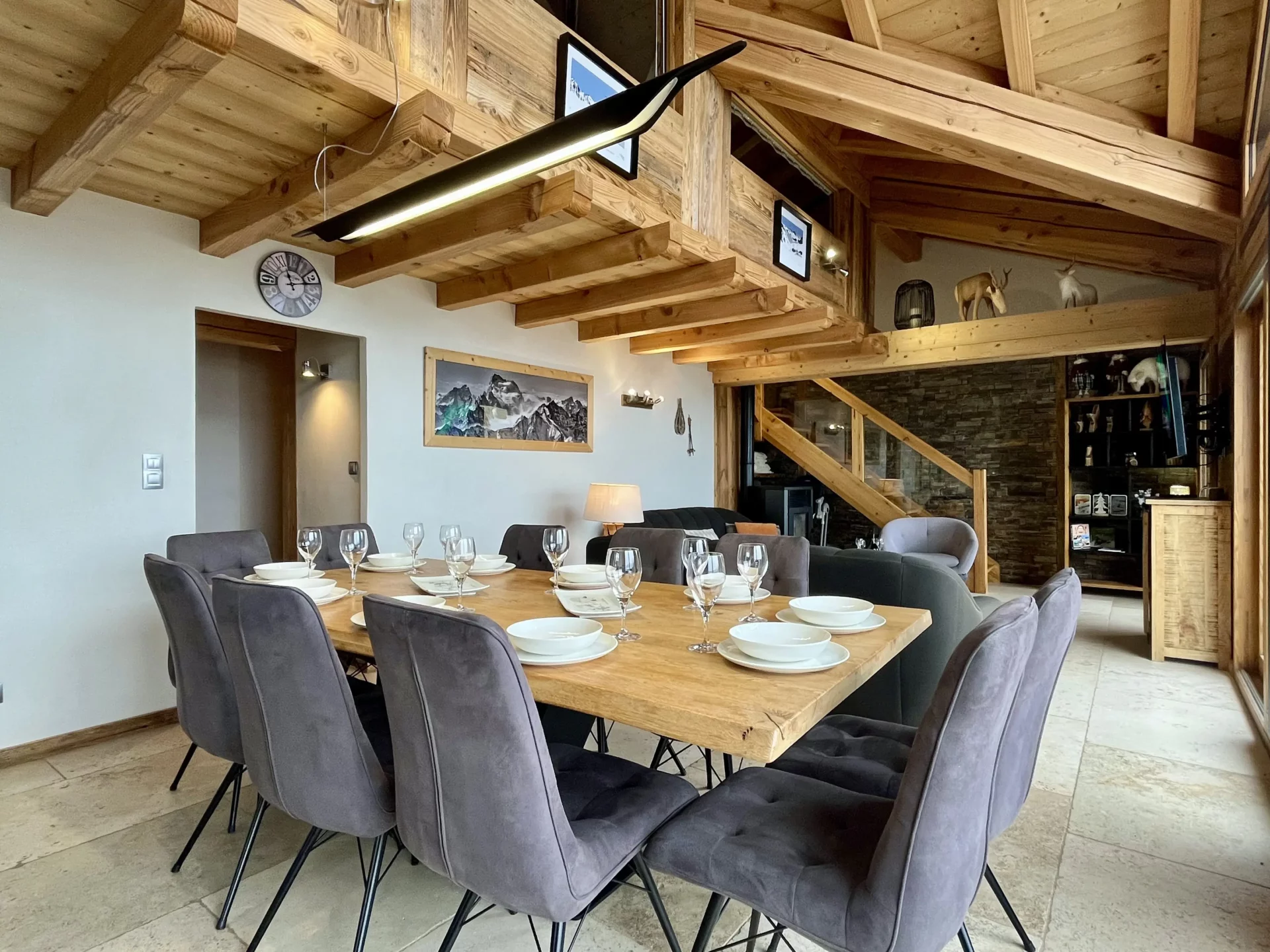 Grande table familiale dans la salle à manger – location appartement Alpe d’Huez