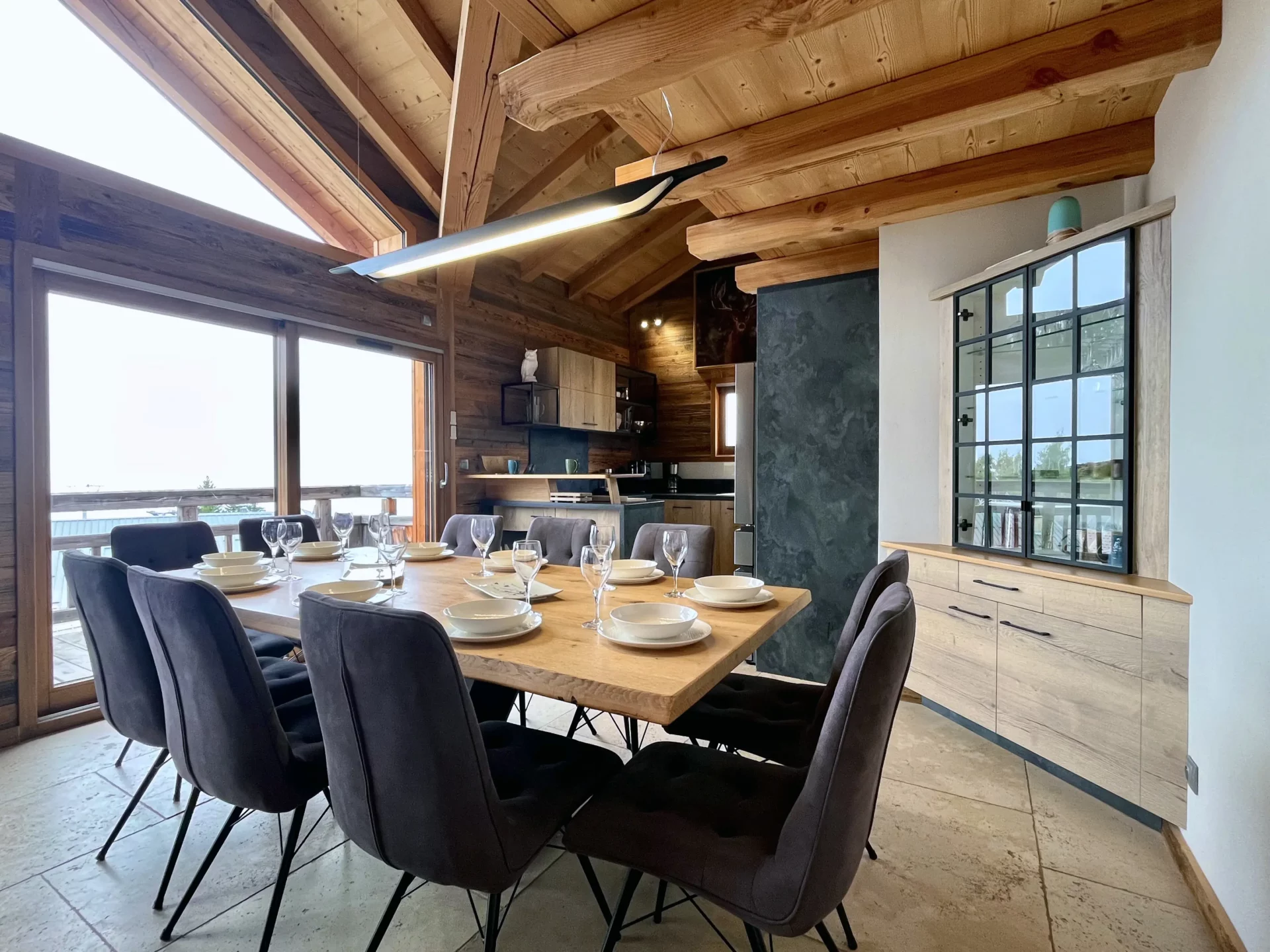 Grande table familiale dans la salle à manger – location appartement Alpe d’Huez