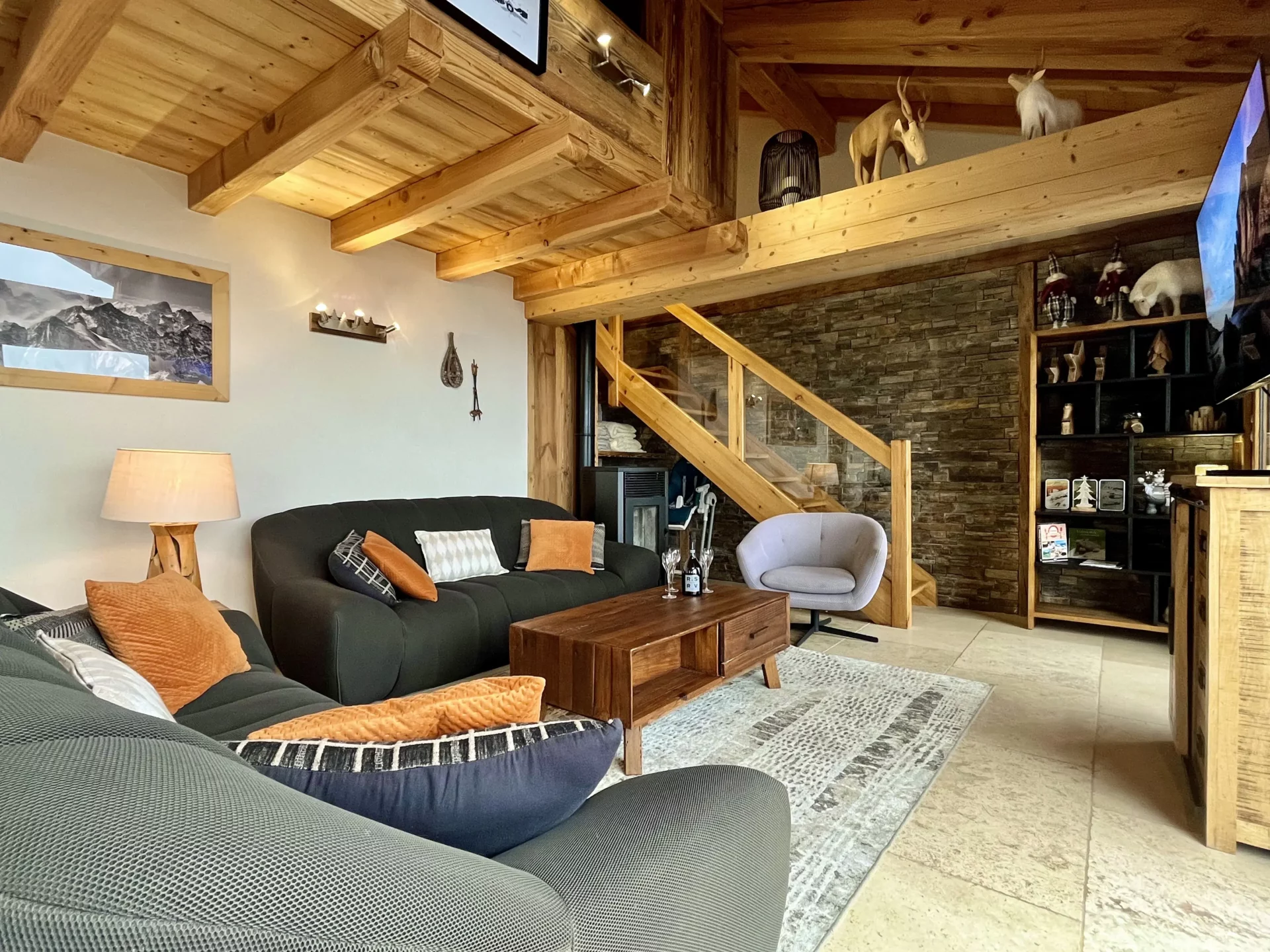 Salle à manger et salon sous charpente bois – Résidence Ourson Vieil Alpe