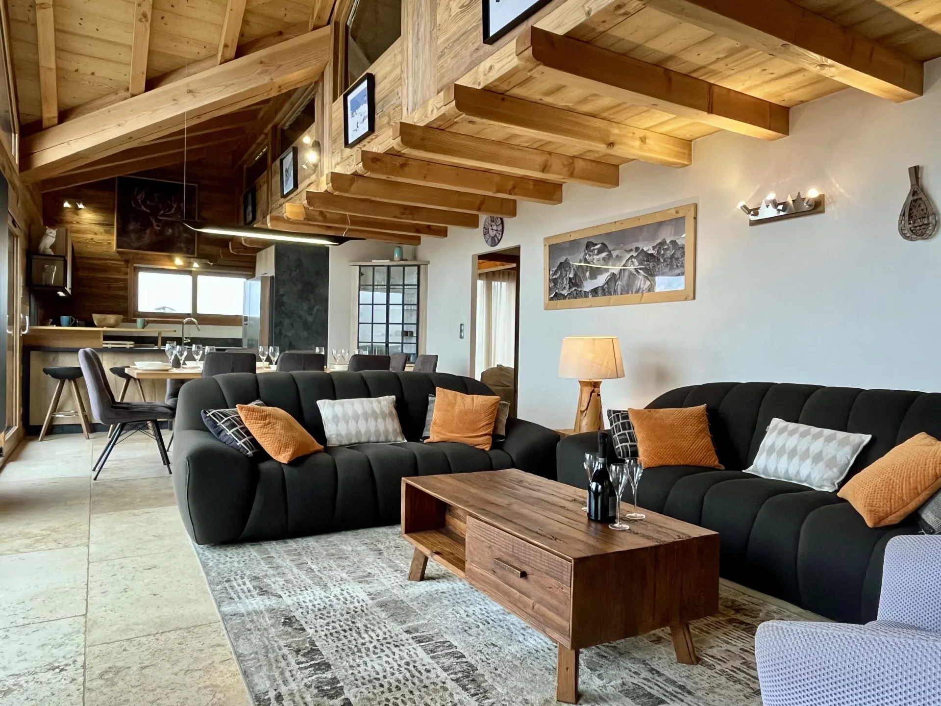 Salon cosy avec poêle, canapés confortables et décoration alpine – location résidence Alpe d'Huez