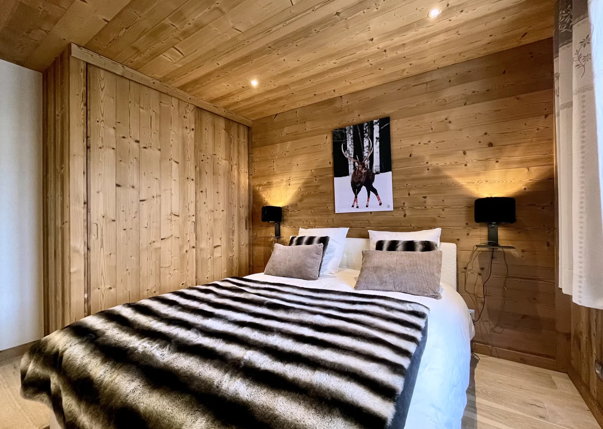 Chambre double cosy avec lit king-size, bois authentique et ambiance chalet – Résidence Choucas, location appartement Alpe d’Huez centre