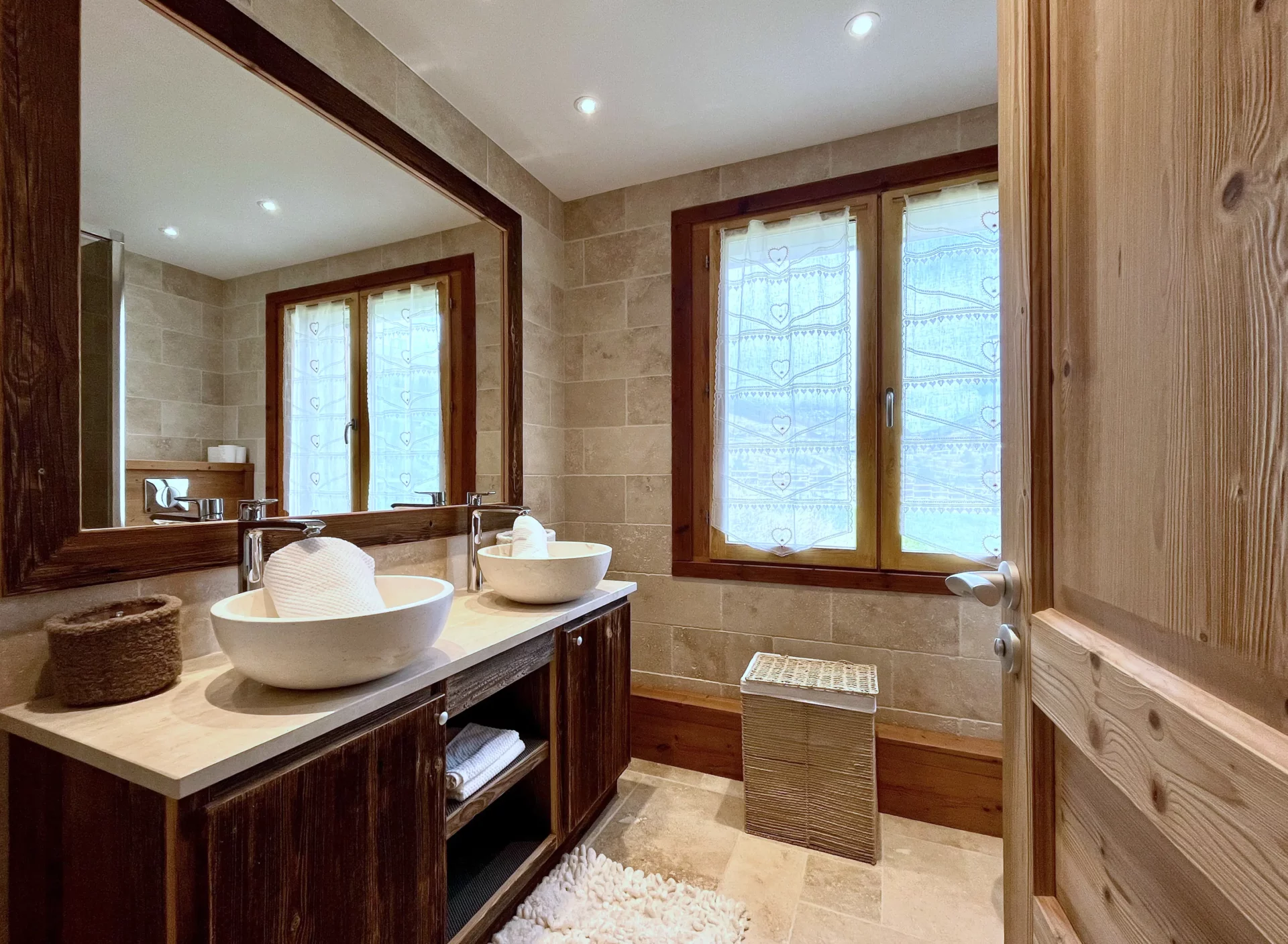Salle de bain moderne avec douche italienne et double vasque - Appartement Résidence Choucas
