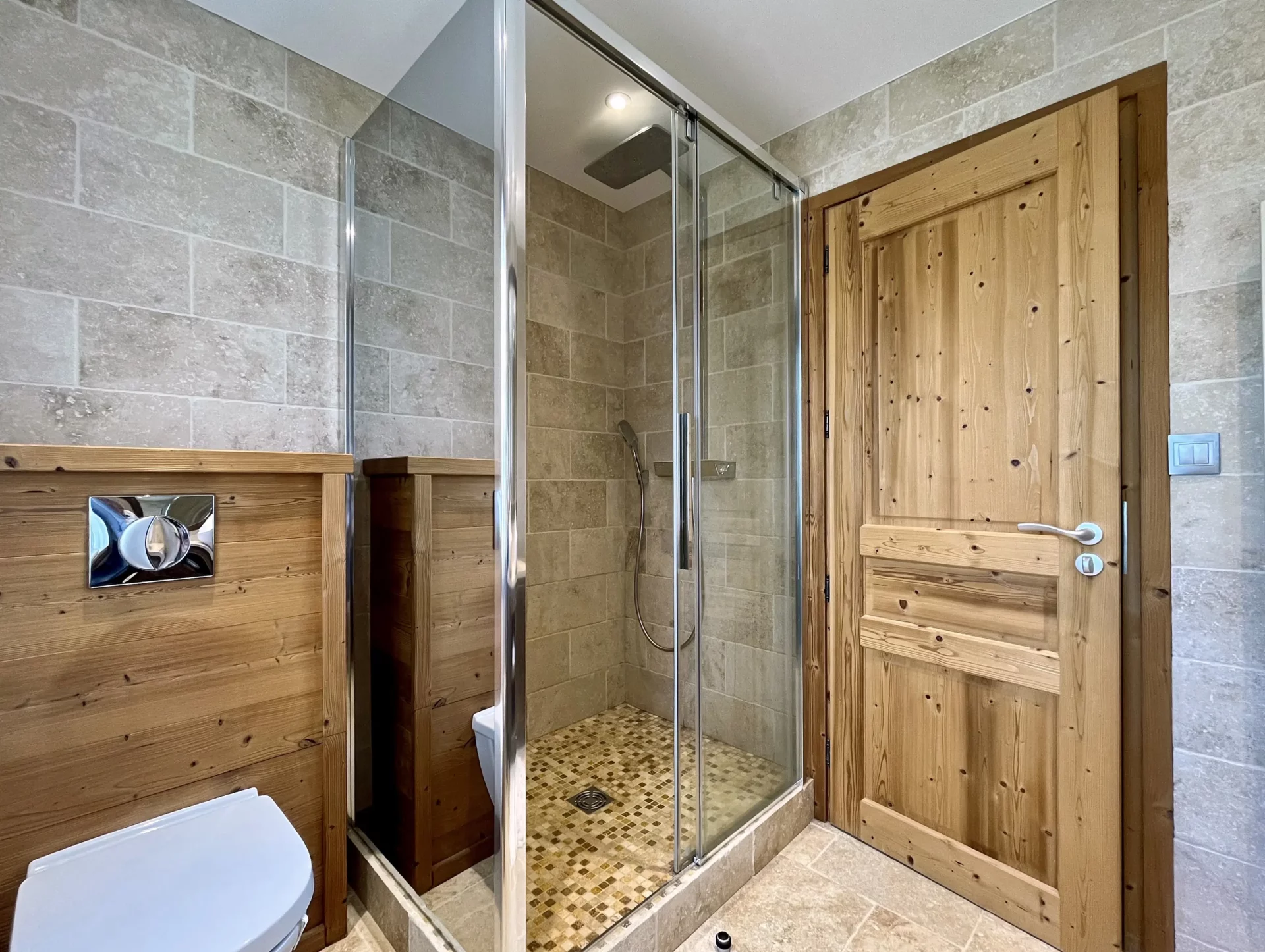 Salle de bain moderne Résidence Choucas Alpe d’Huez – Appartement tout confort avec douche et équipements récents.