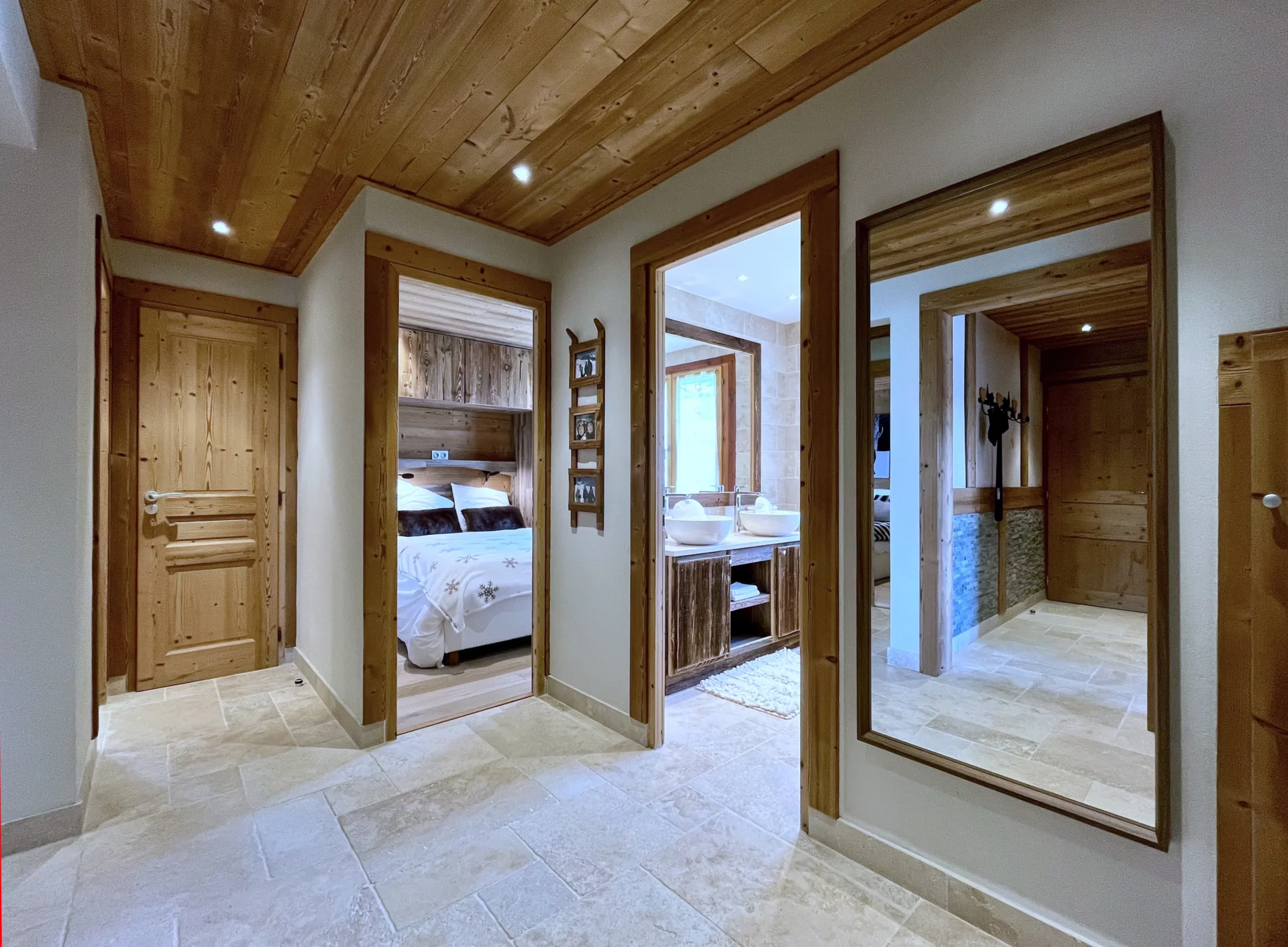 Couloir lumineux desservant chambres et salle de bain, appartement spacieux au centre de l’Alpe d’Huez