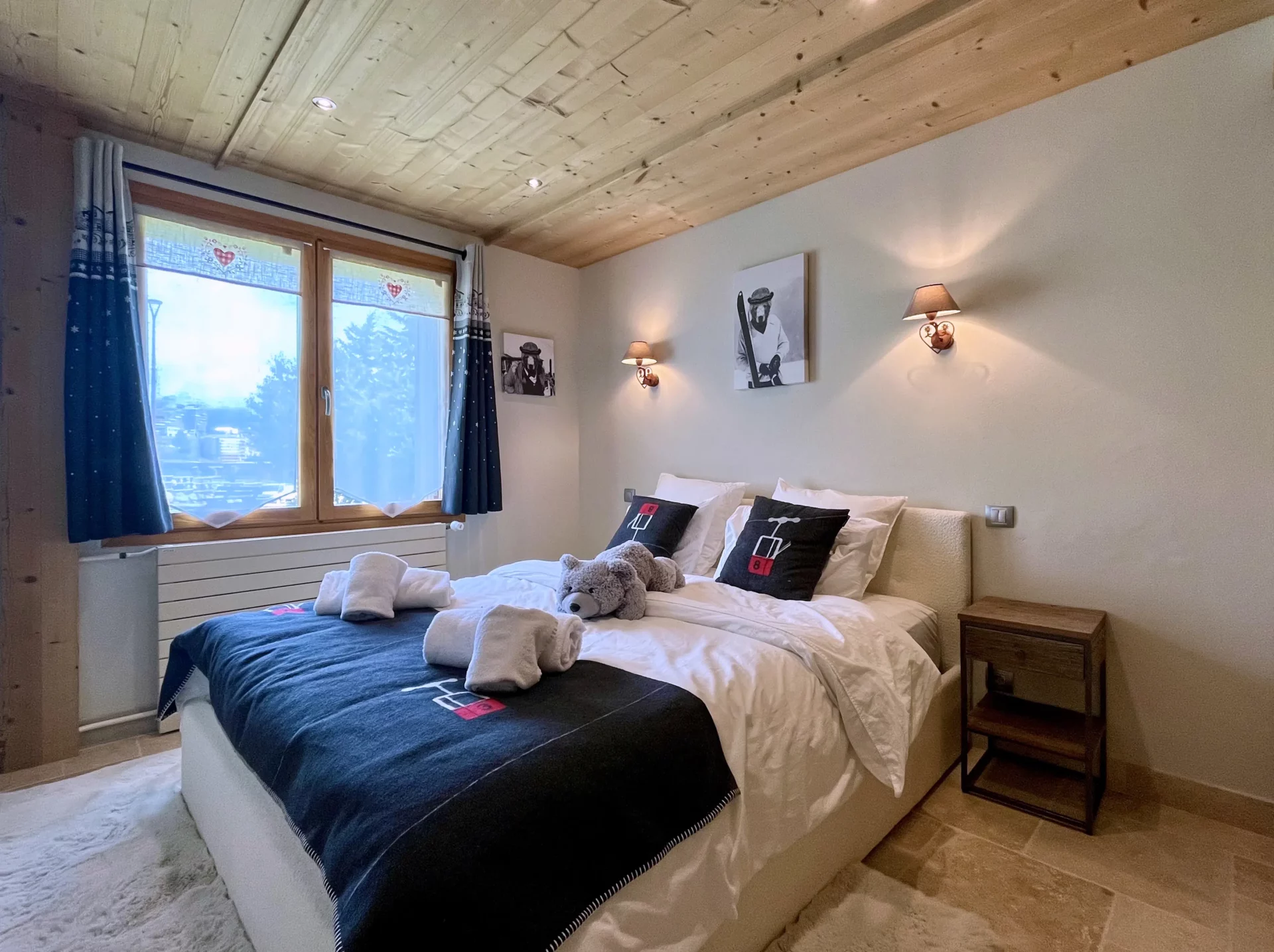 Chambre double lumineuse avec grand lit et déco alpine - Appartement Choucas à l’Alpe d’Huez