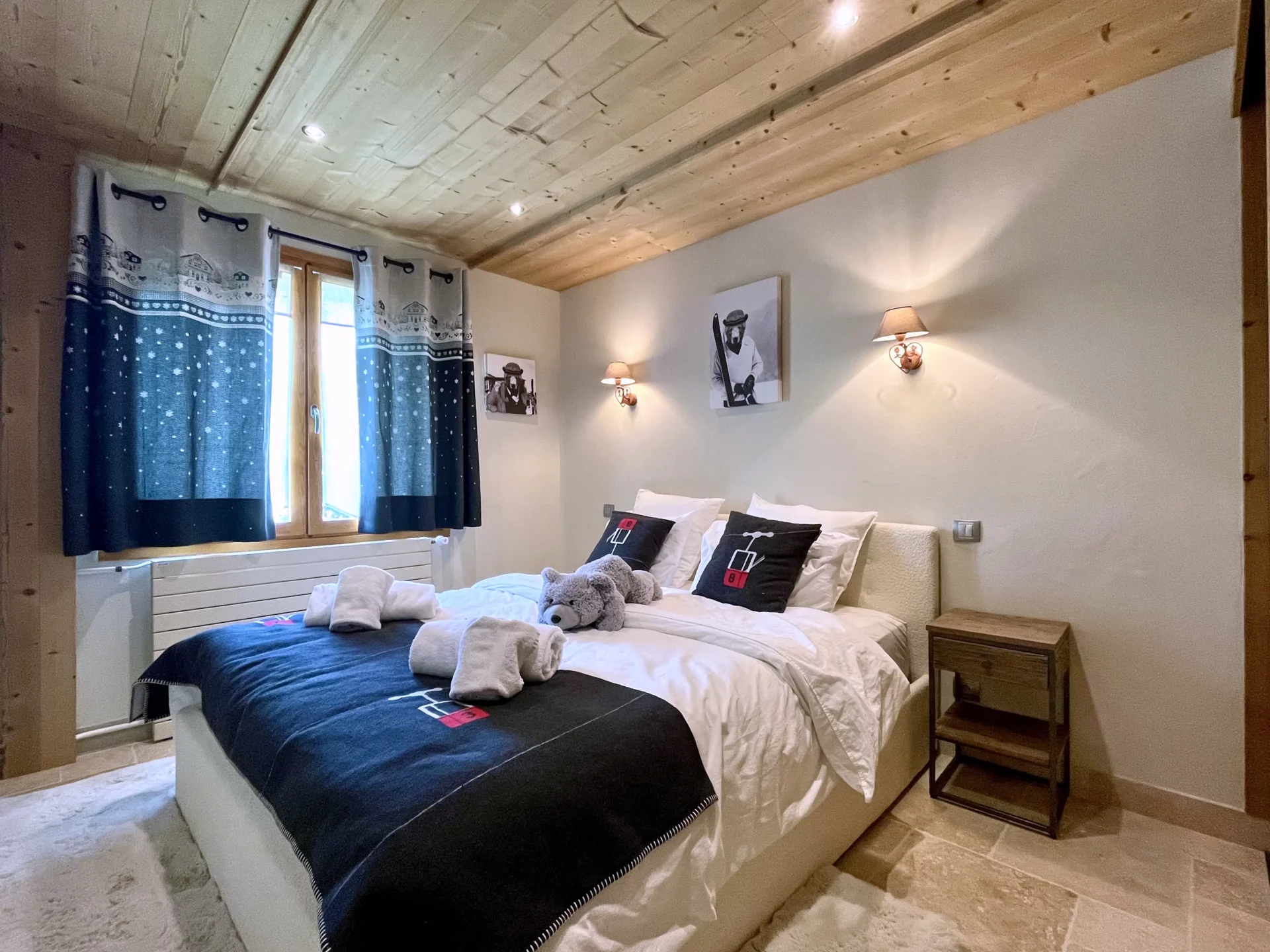 Chambre chaleureuse décor montagnard avec lit double - Location vacances ski Alpe d’Huez