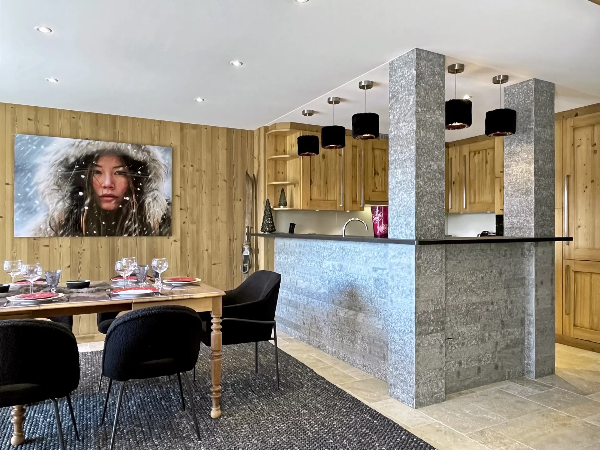 Salle à manger conviviale Résidence Alpe d’Huez – Appartement de vacances proche pistes et commerces, idéal familles.