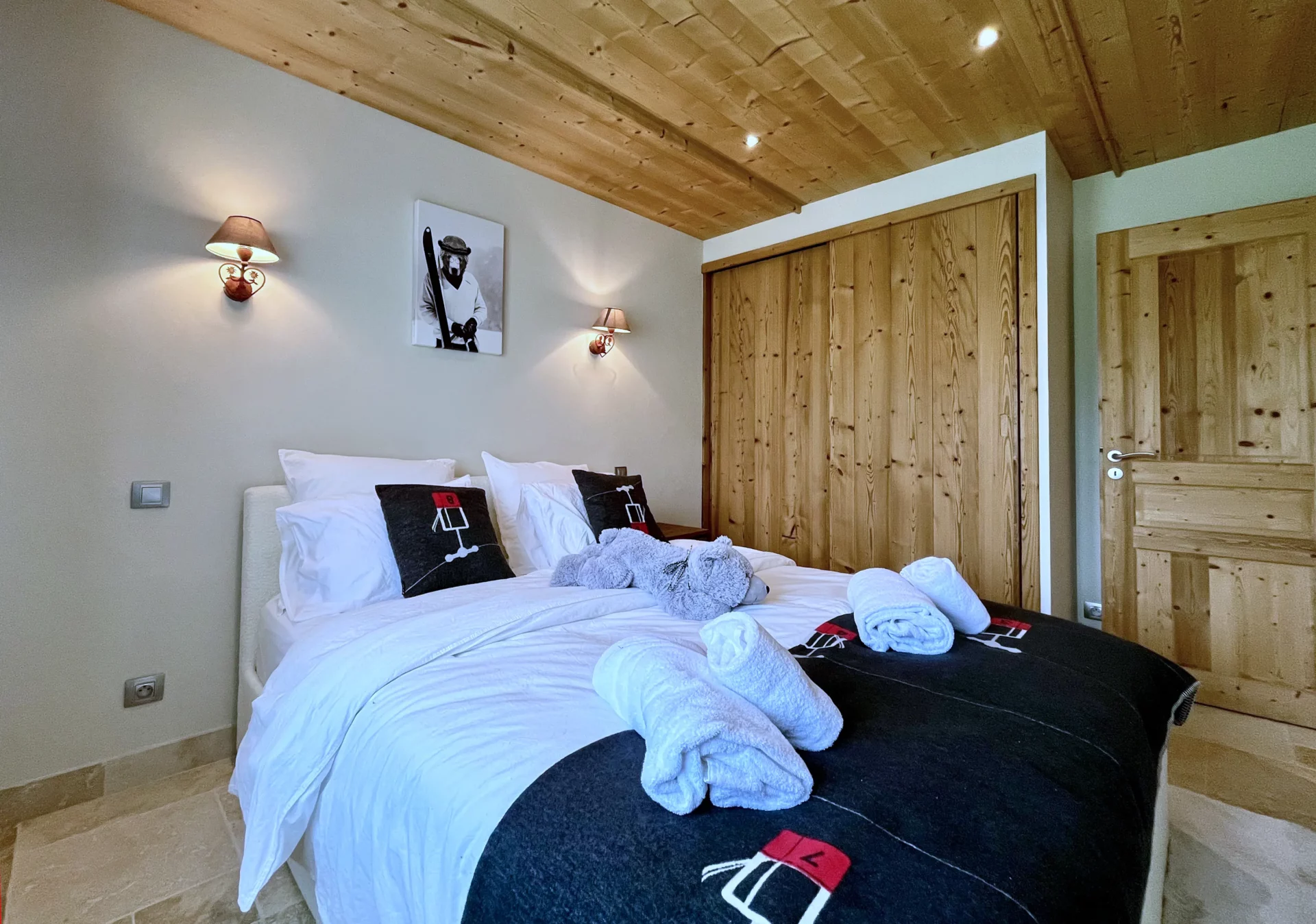 Chambre double cosy en bois avec literie confortable - Appartement Résidence Choucas Alpe d’Huez