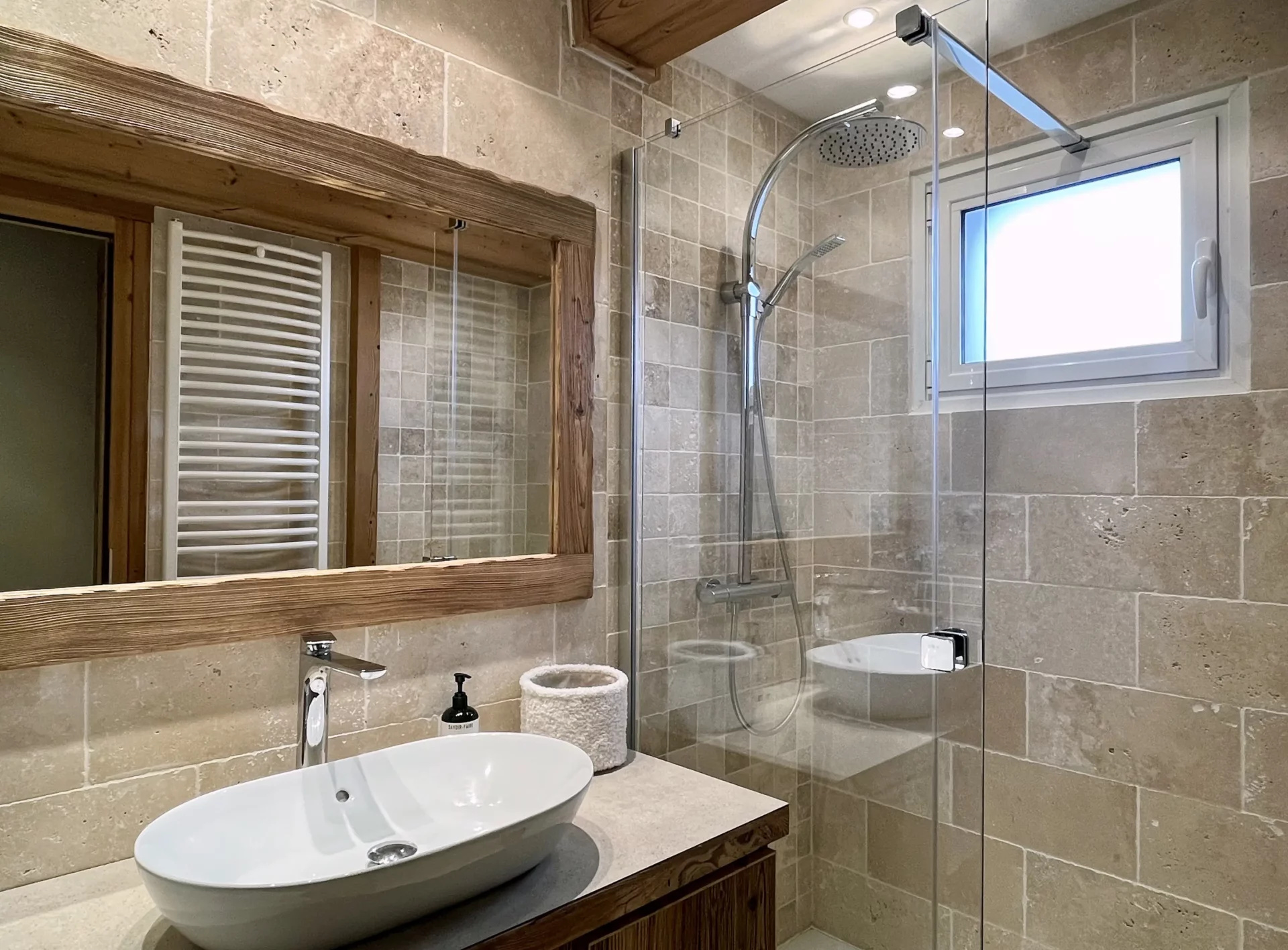 Salle de bain avec douche spacieuse et finitions bois, appartement ski Alpe d’Huez centre