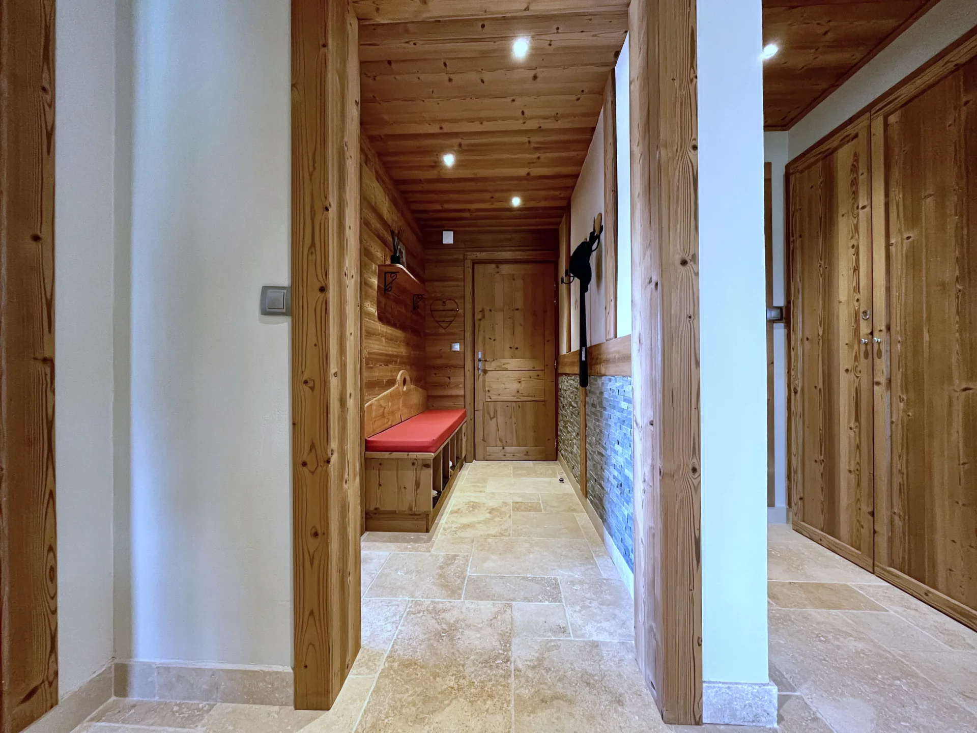 Entrée avec vestiaire pratique et banc - Appartement Choucas Alpe d’Huez