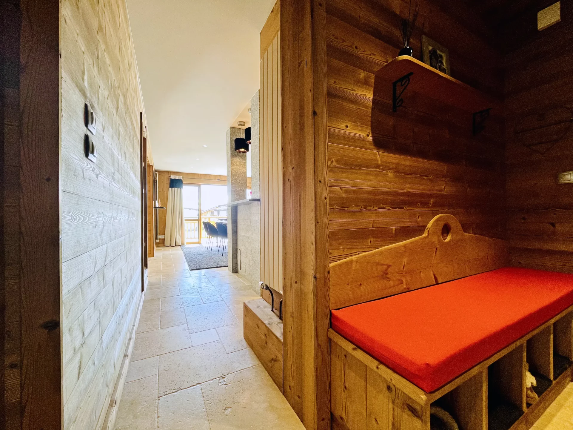 Entrée avec vestiaire pratique et banc - Appartement Choucas Alpe d’Huez