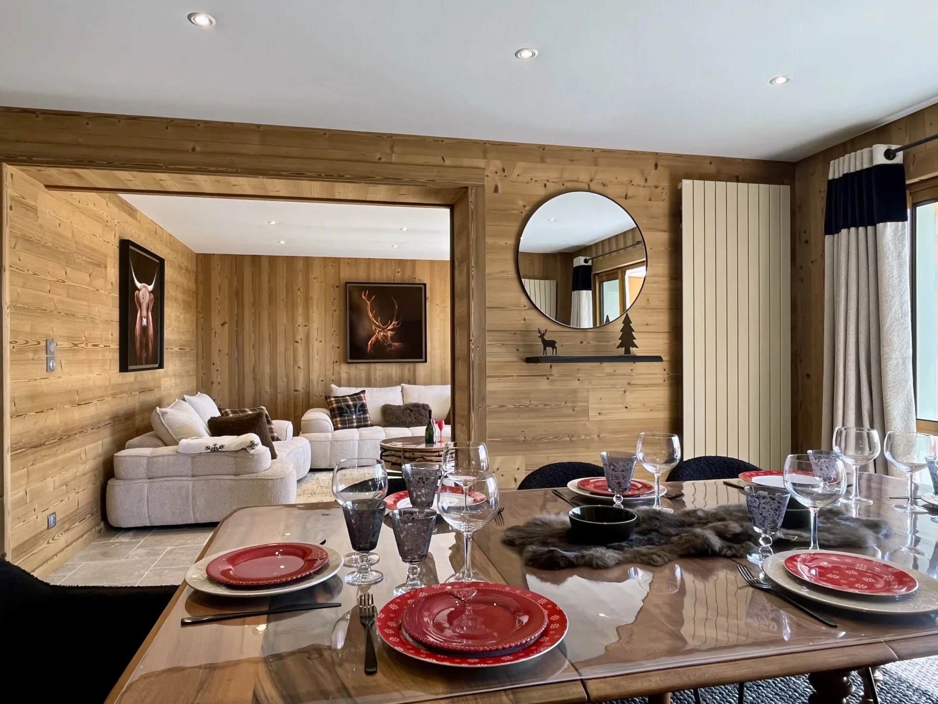 Salle à manger conviviale avec grande table et balcon lumineux - Location vacances Alpe d’Huez
