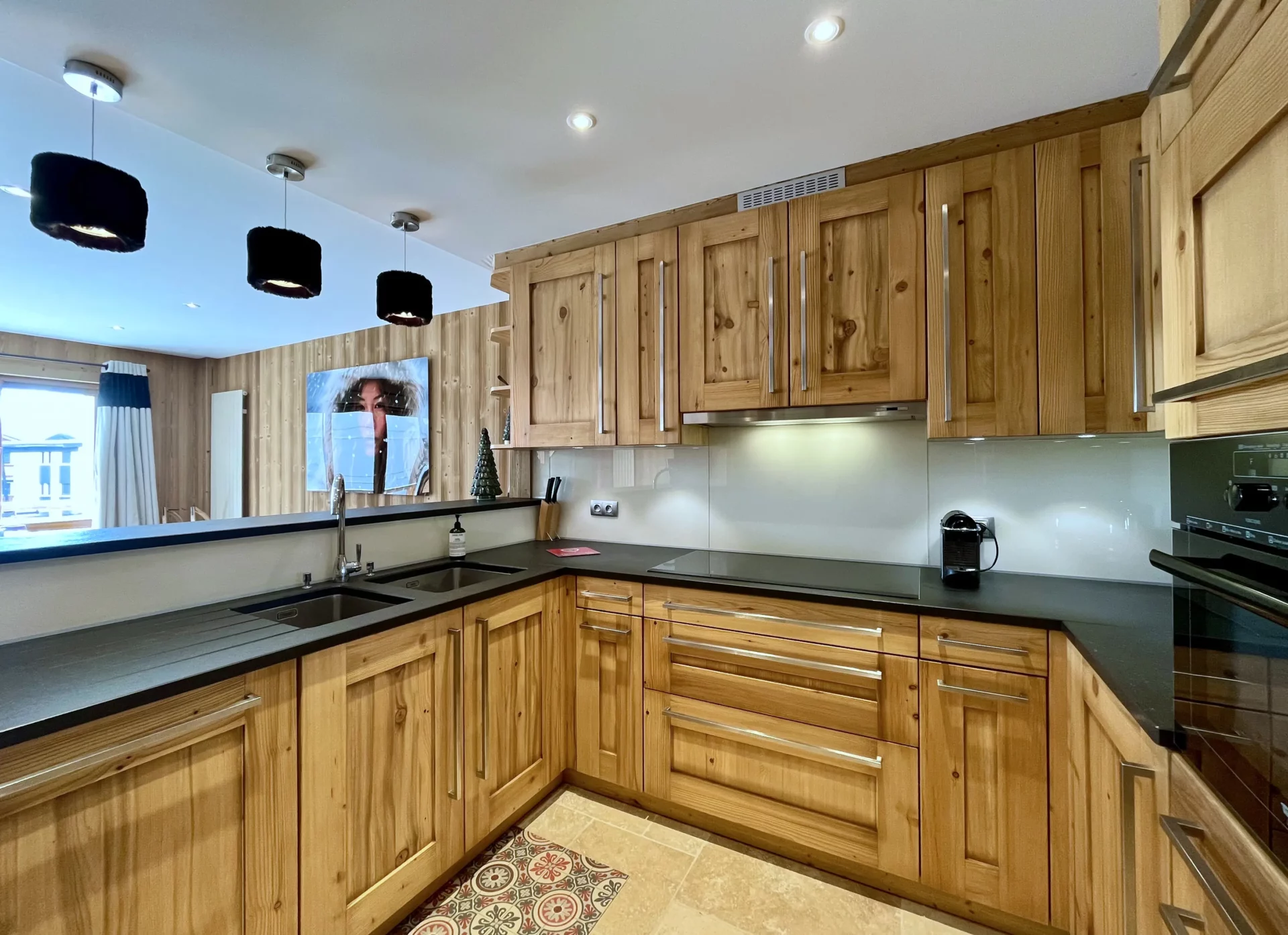 Cuisine équipée Résidence Alpe d’Huez – Location d’appartement de charme avec électroménager moderne et coin repas.