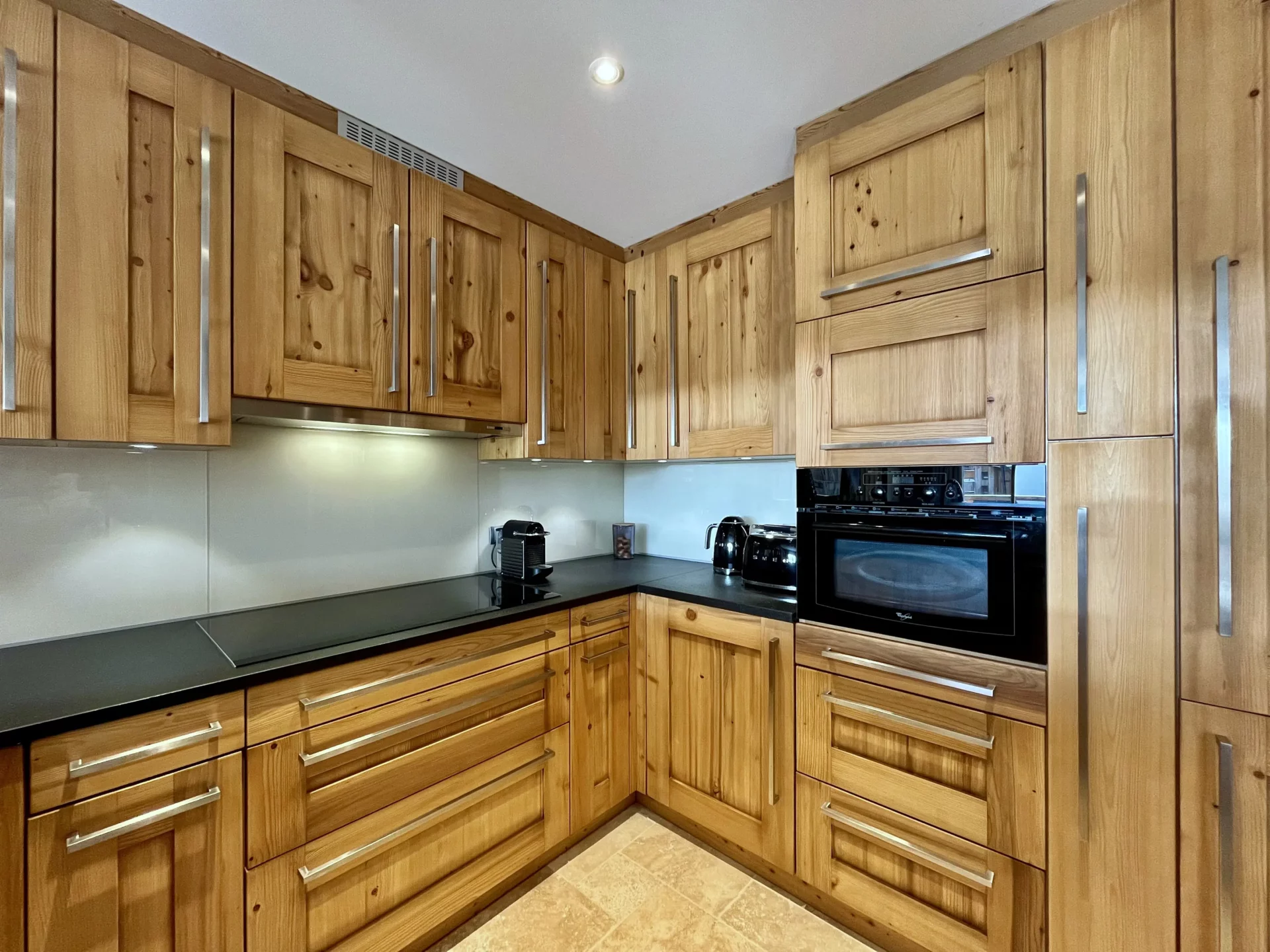 Cuisine équipée Résidence Alpe d’Huez – Location d’appartement de charme avec électroménager moderne et coin repas.