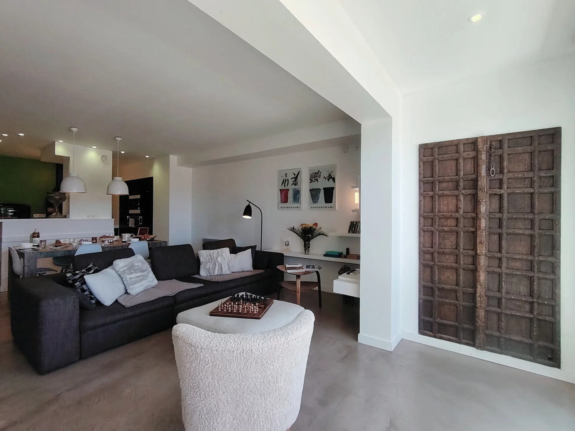 Salon convivial et salle à manger ouverte sur la cuisine équipée – appartement Alpe d’Huez