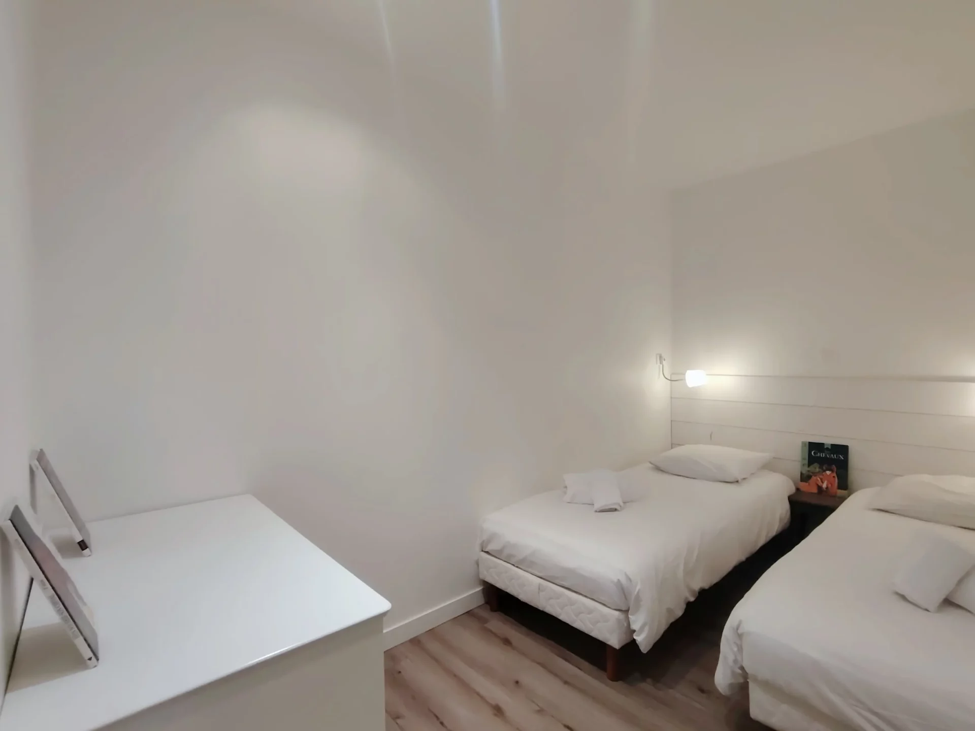 Chambre lumineuse avec deux lits simples, linge de maison fourni – Appartement Résidence Ménandière H1 Alpe d’Huez