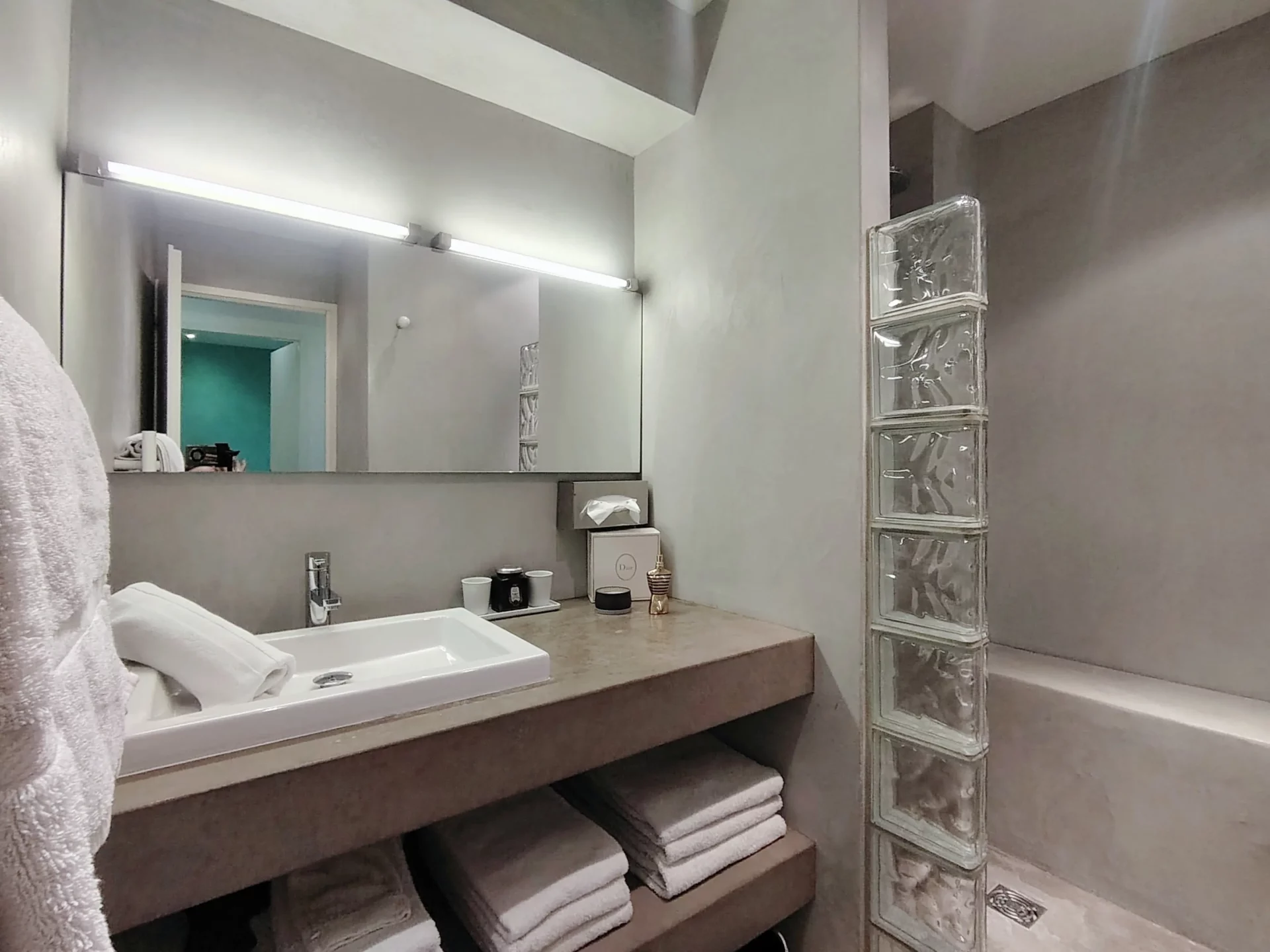 Salle de bain moderne avec douche italienne en béton ciré et grande vasque – Appartement Ménandière H1 Alpe d’Huez