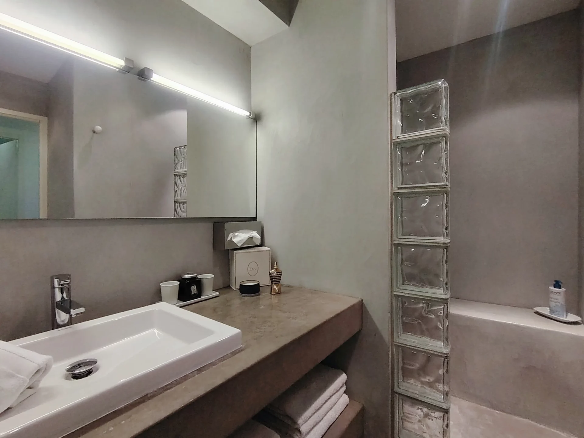 Salle de bain design avec douche spacieuse et miroir lumineux – Location vacances Alpe d’Huez centre