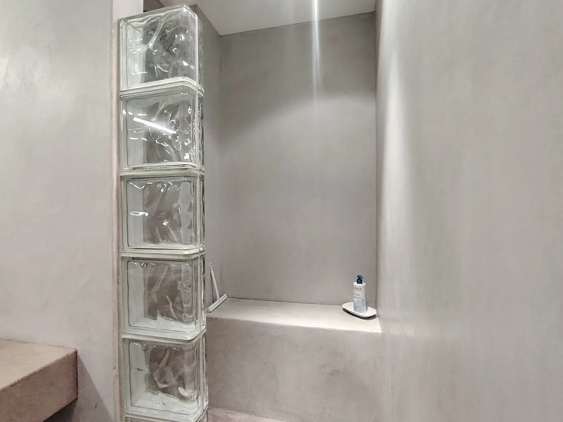 Douche italienne en béton ciré avec cloison en pavés de verre – Appartement à louer Alpe d’Huez Résidence Ménandière