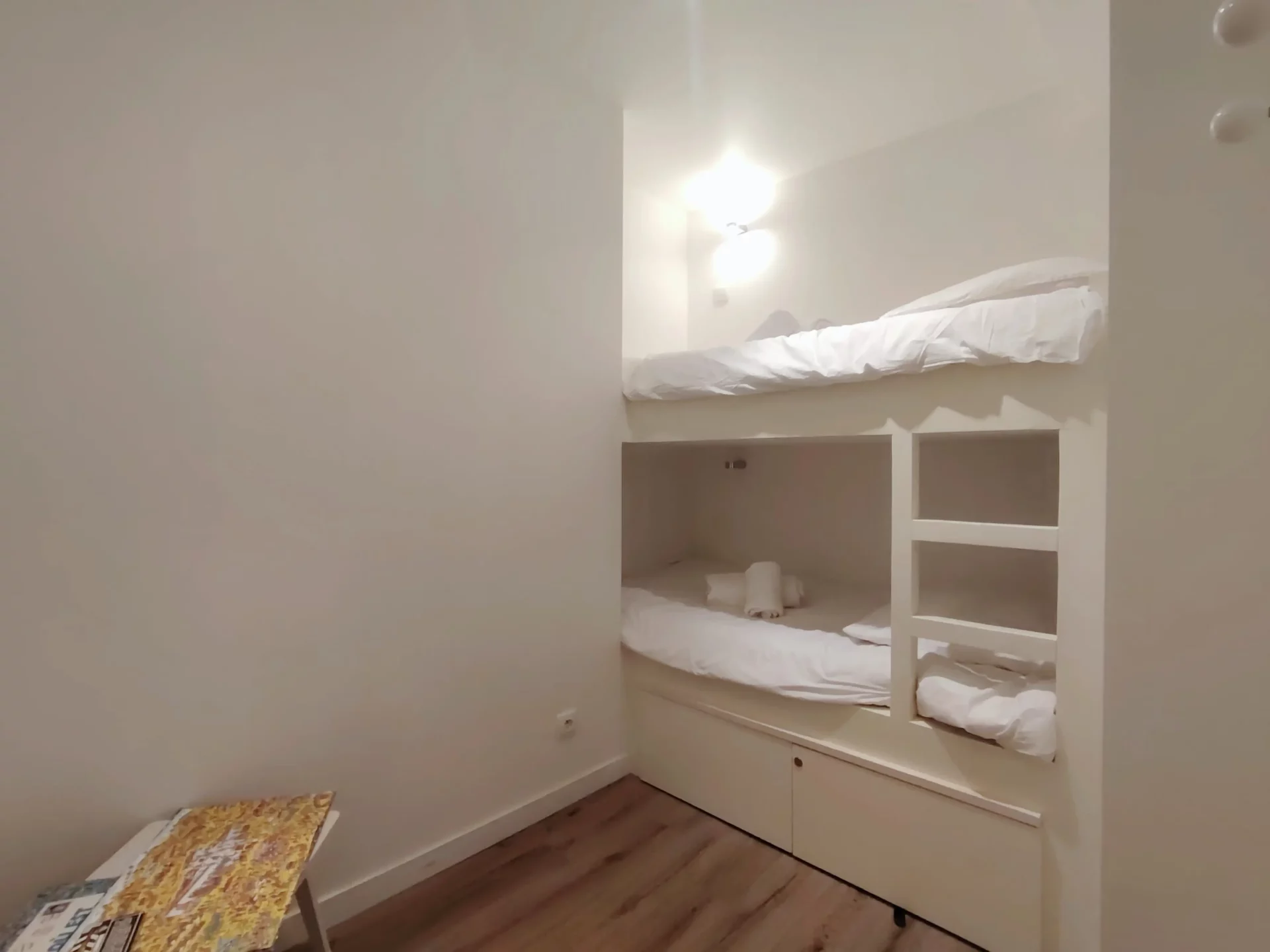 Espace nuit lits superposés avec rangements intégrés – Location saisonnière Alpe d’Huez