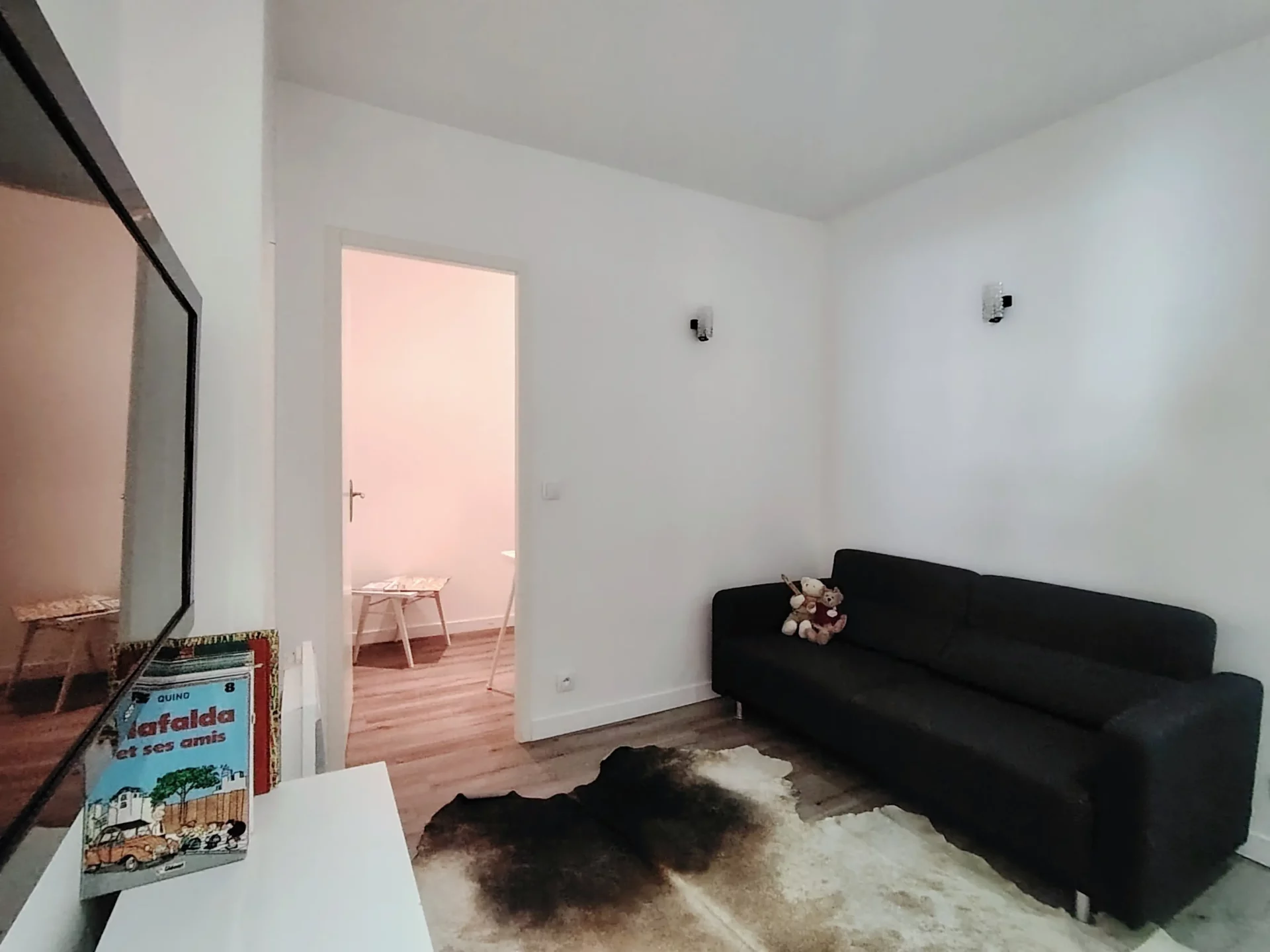 Coin salon avec canapé, télévision et décoration moderne – Appartement de vacances Alpe d’Huez centre station