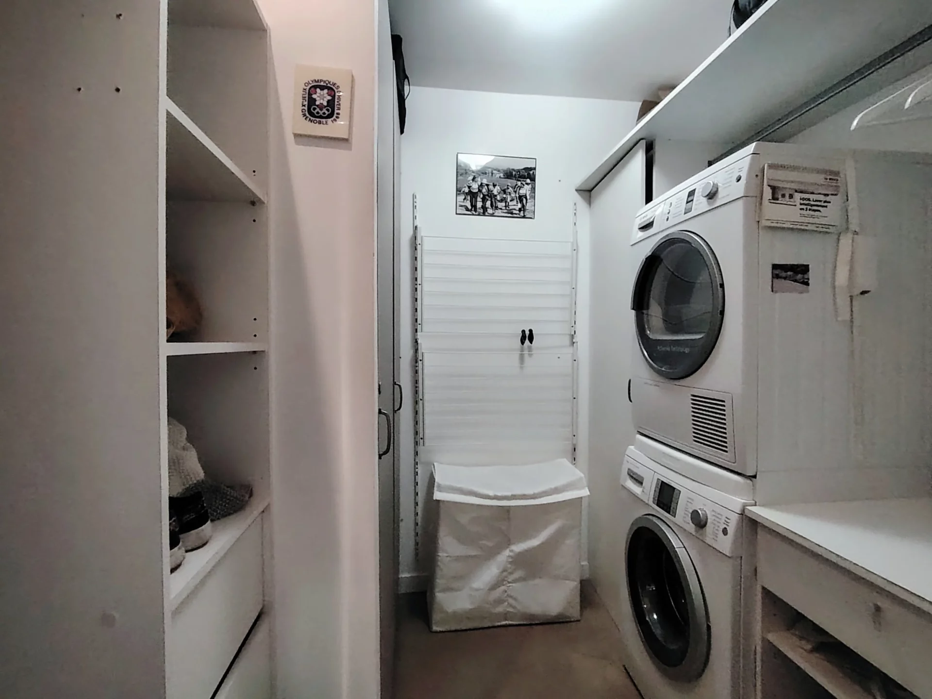 Buanderie de l’appartement à l’Alpe d’Huez équipée d’un lave-linge et sèche-linge.