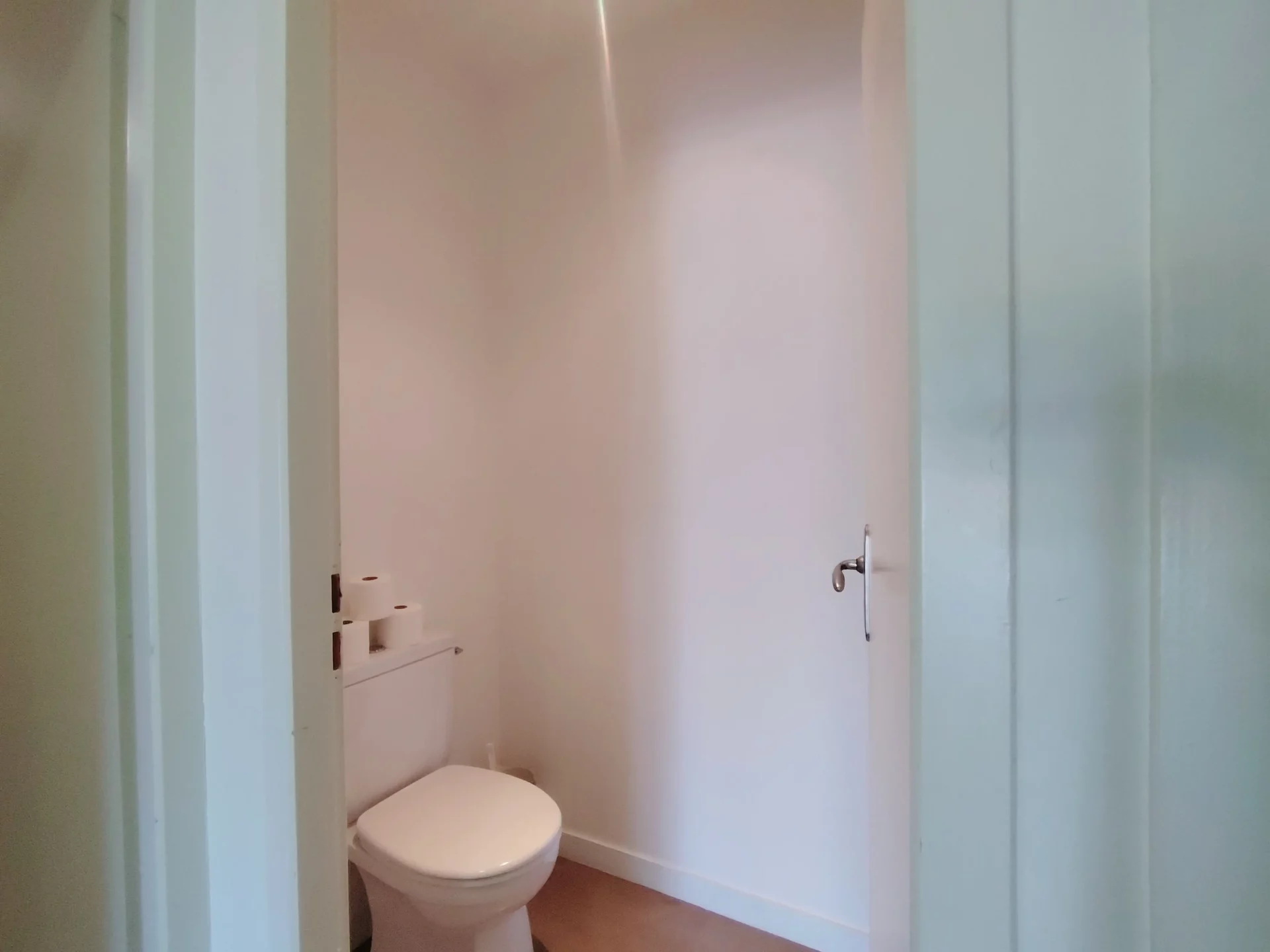 Toilettes séparées dans l’appartement Résidence Ménandière Alpe d’Huez, pratiques pour les séjours en famille.