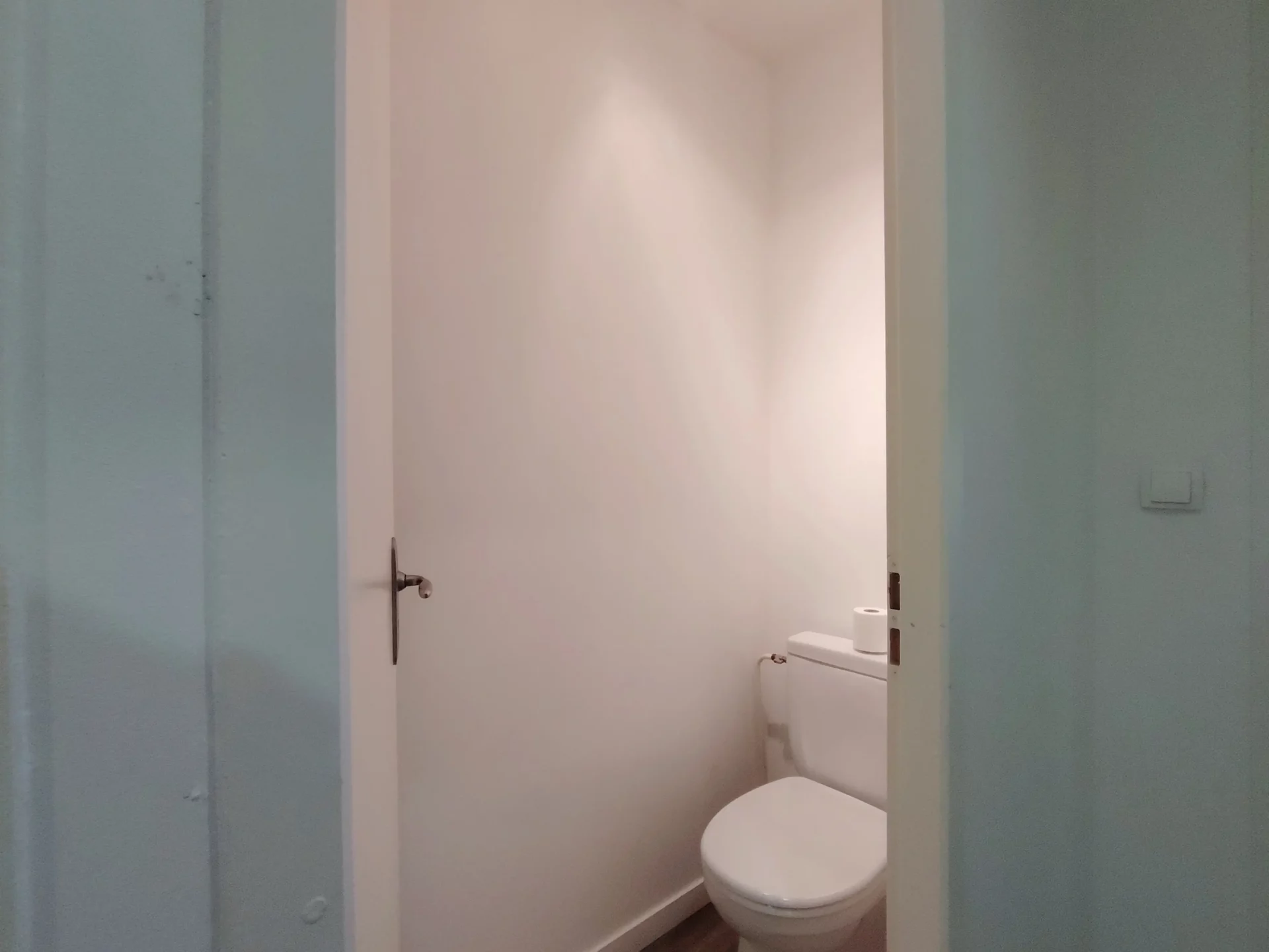 WC indépendant moderne dans la location de vacances à l’Alpe d’Huez.