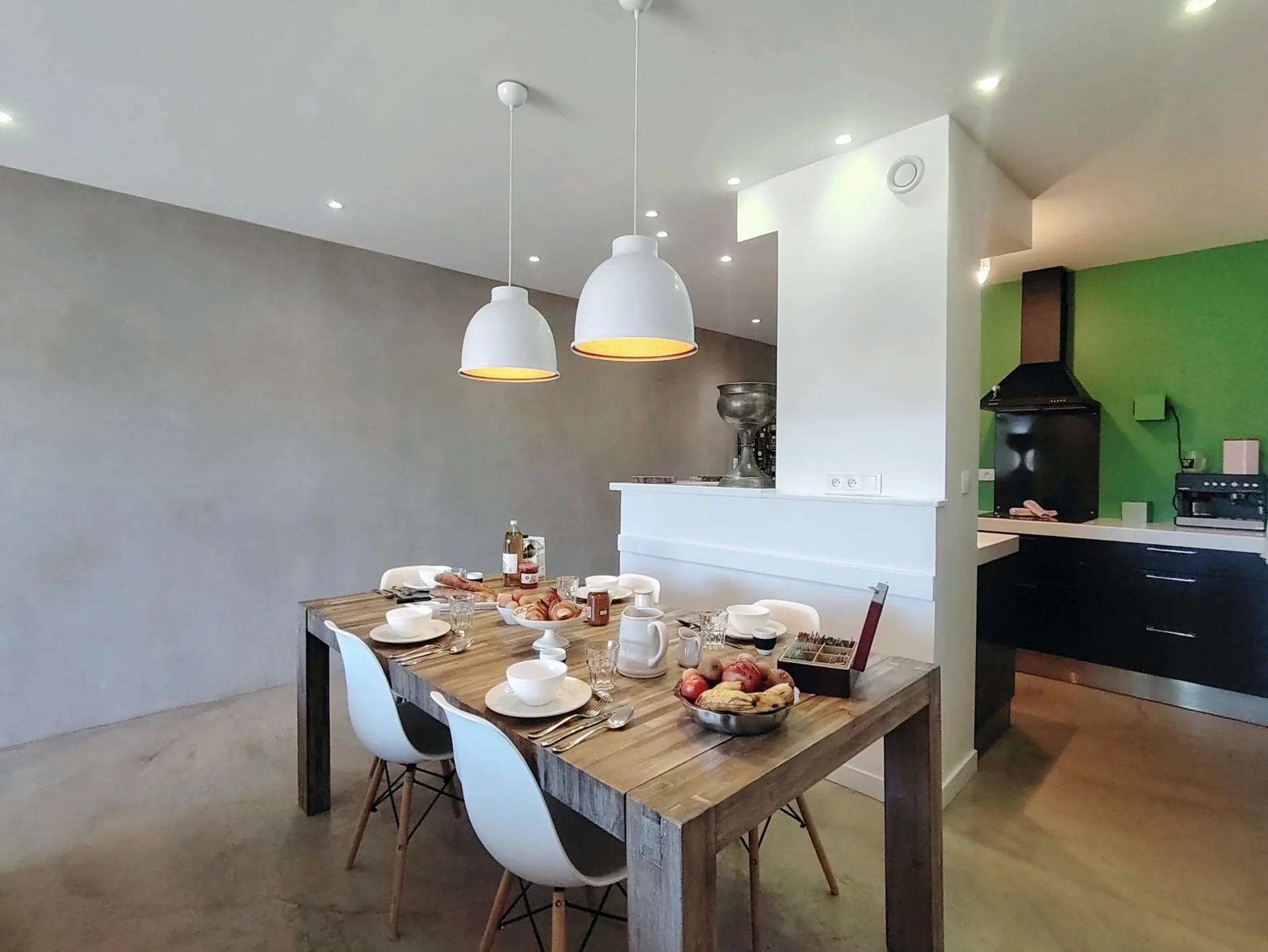 Table à manger en bois pour huit personnes sous suspensions modernes – appartement Alpe d’Huez