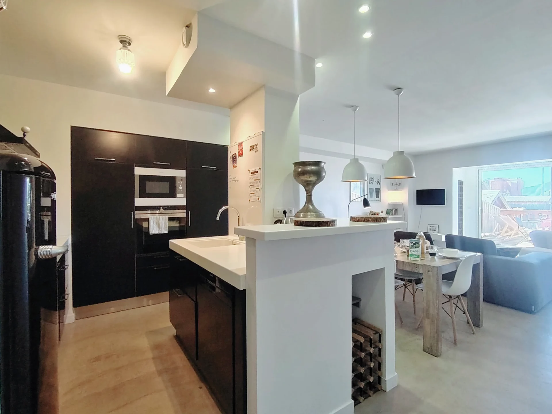 Vue d’ensemble de la cuisine ouverte sur le séjour et la salle à manger – appartement Alpe d’Huez