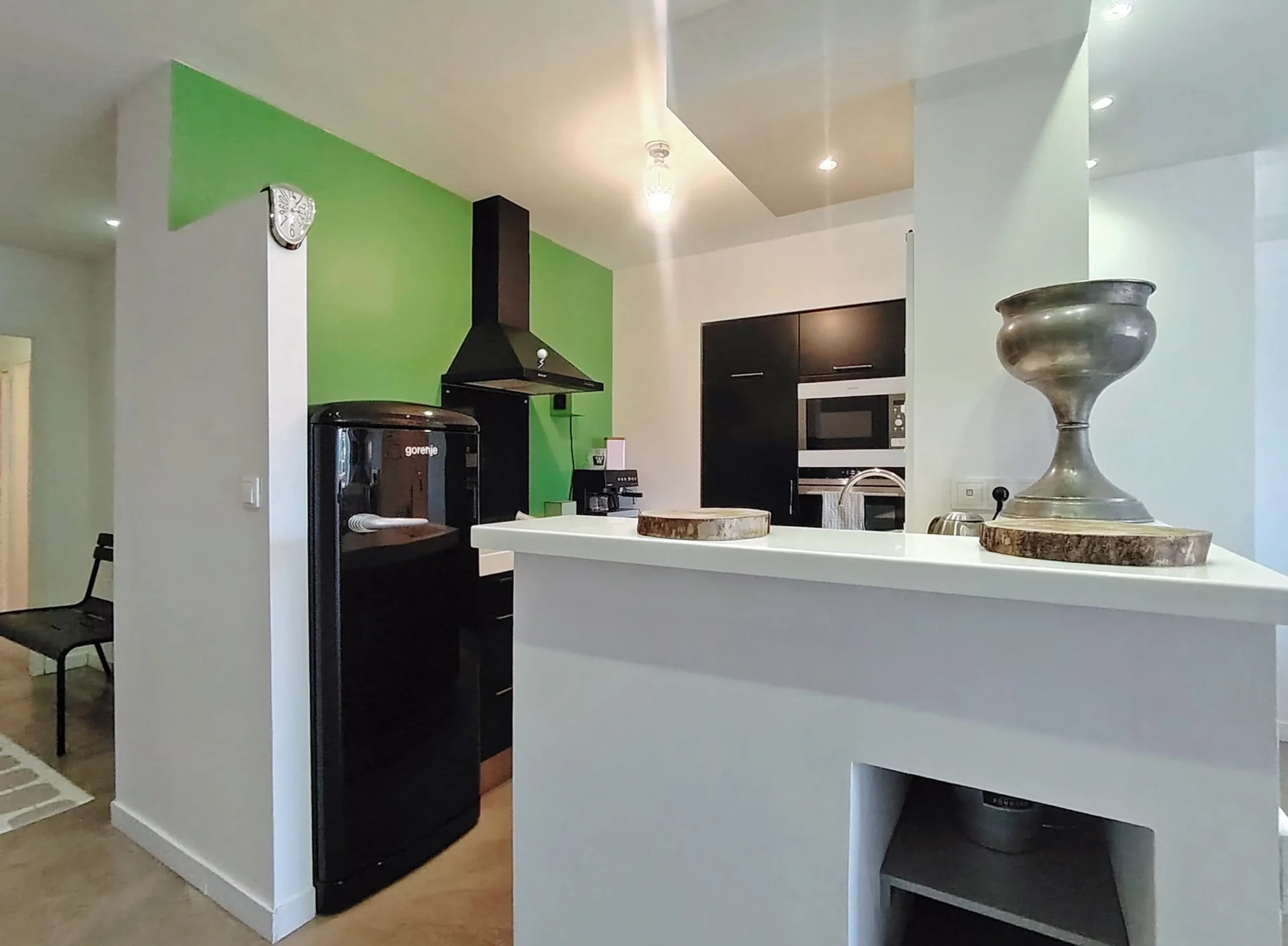 Cuisine moderne ouverte avec plan de travail et espace repas attenant – appartement Alpe d’Huez