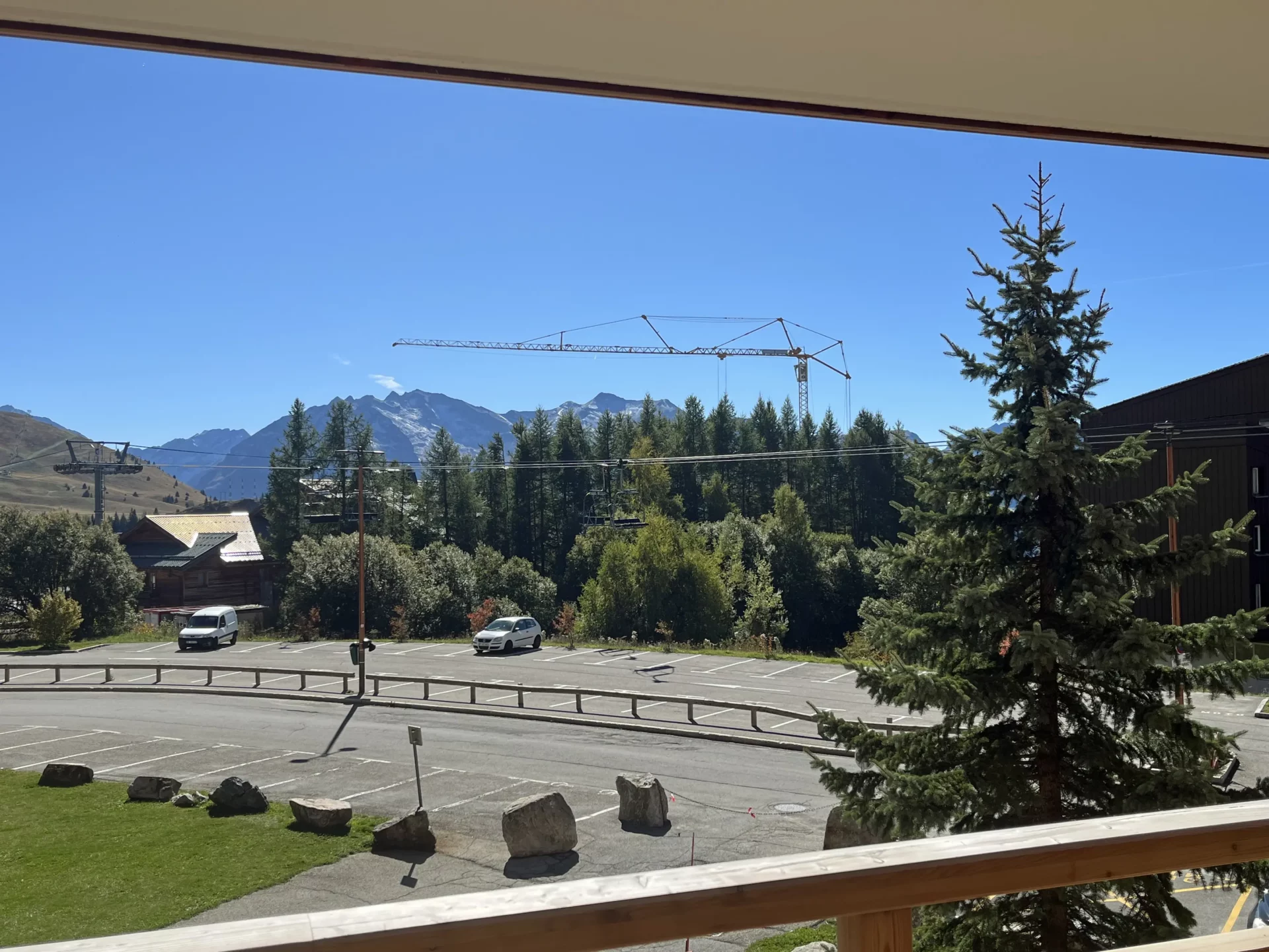 Vue agréable sur les montagnes et les sapins depuis le balcon de l’appartement à la résidence Cachemire.