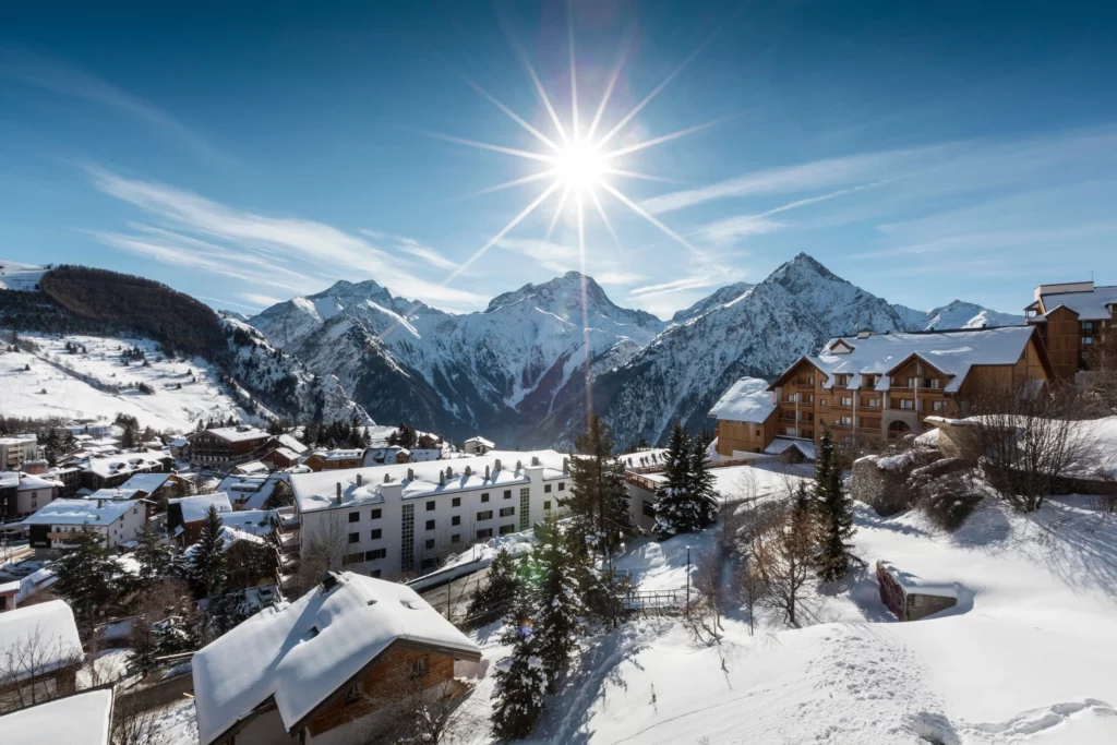 Vue sur la station des 2 Alpes, sous la neige et le soleil