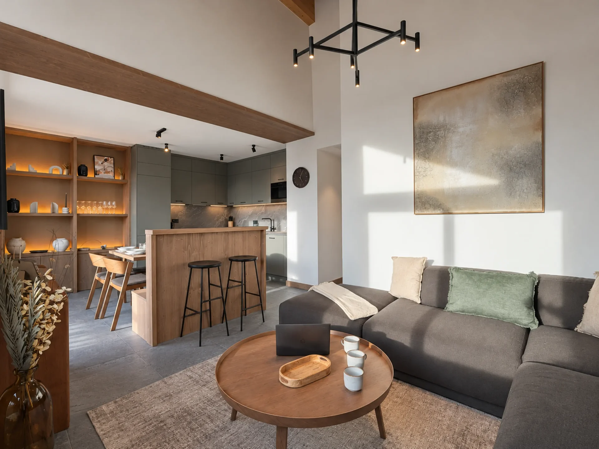 Magnifique pièce de vie avec grande hauteur sous plafond dans une résidence luxueuse avec piscine et spa