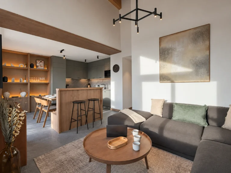 Magnifique pièce de vie avec grande hauteur sous plafond dans une résidence luxueuse avec piscine et spa