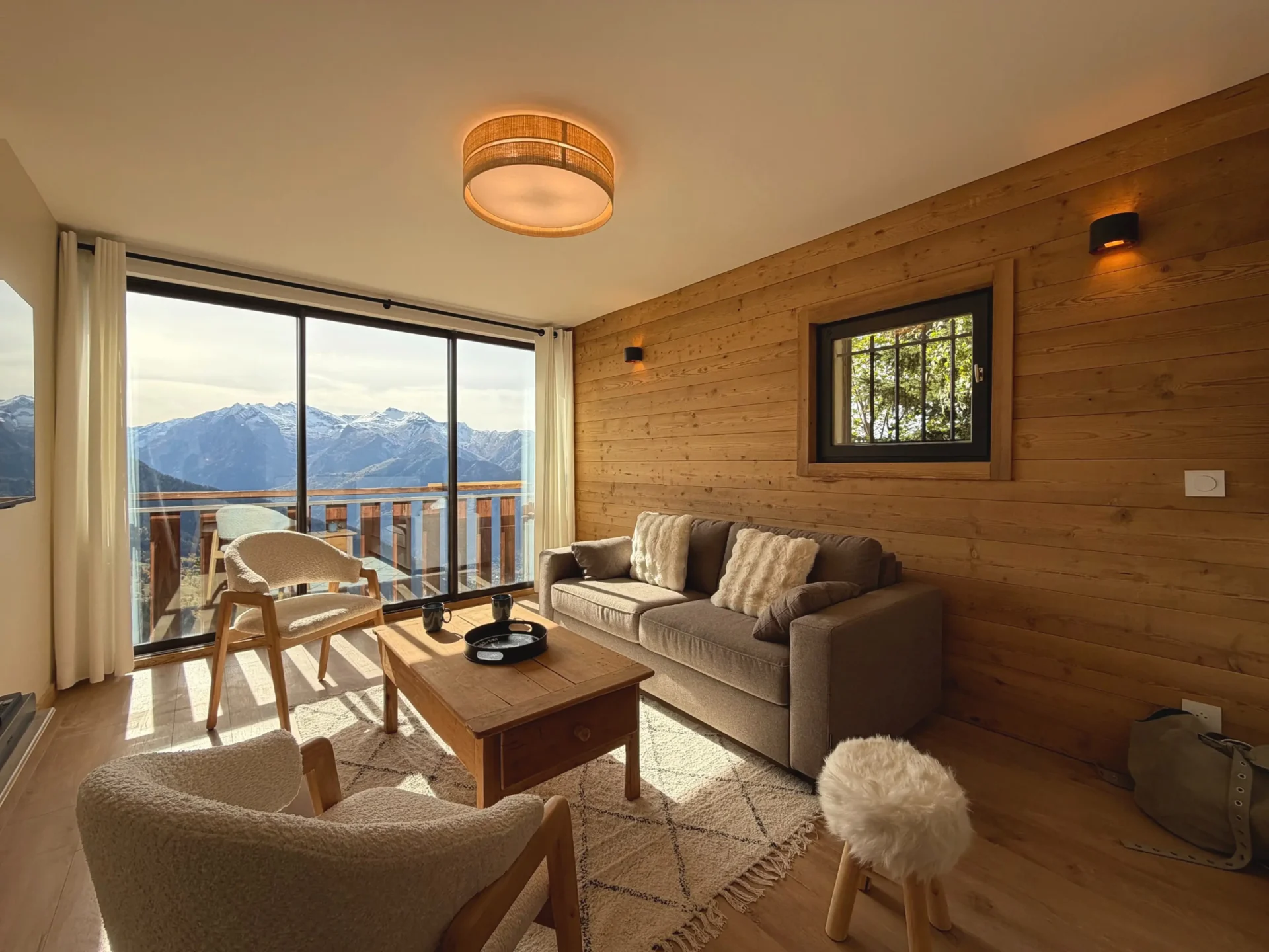 Salon avec vue somptueuse sur les massifs et sur Bourg d'Oisans