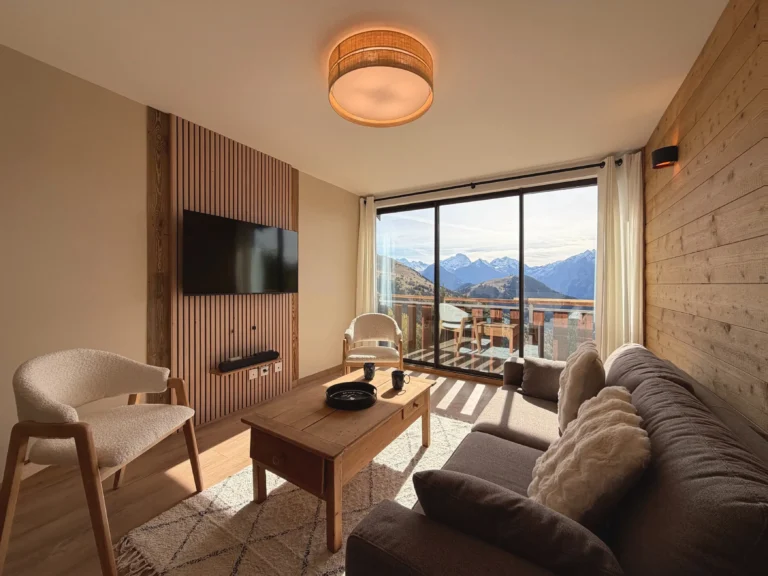 Salon avec vue magnifique sur les massifs et sur Bourg d'Oisans