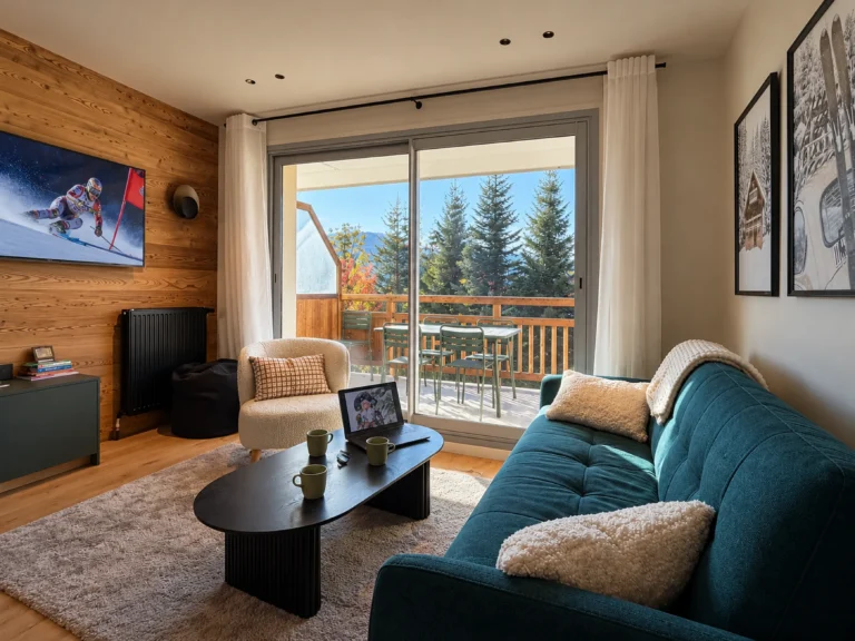 Salon avec vue dans une résidence premium à l'alpe d'huez